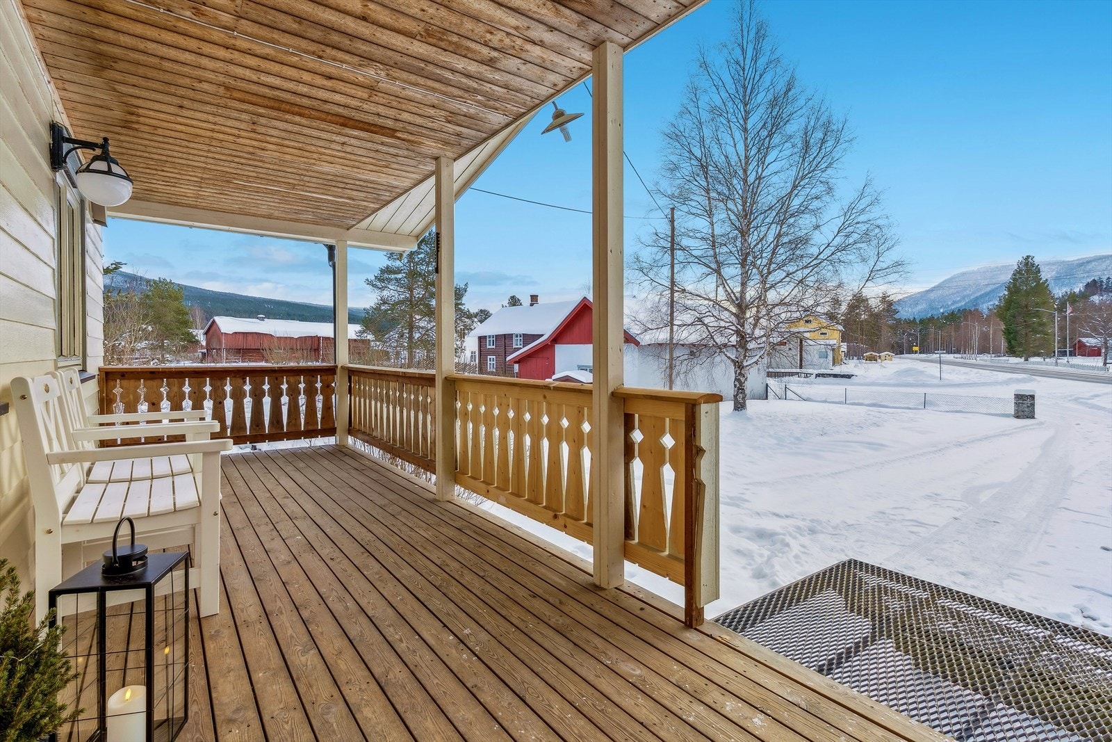 Den overbygde verandaen ved inngangspartiet er et lunt og hyggelig ankomstpunkt. Galleribilde