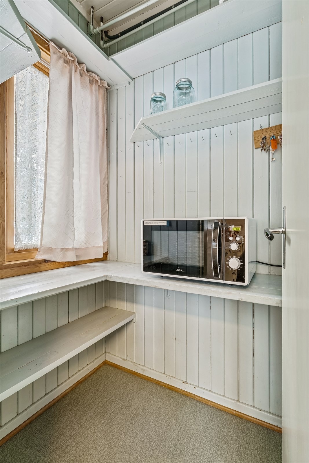 Praktisk spiskammer/bod i tilknytning til kjøkkenet gir ekstra lagringsplass. Galleribilde