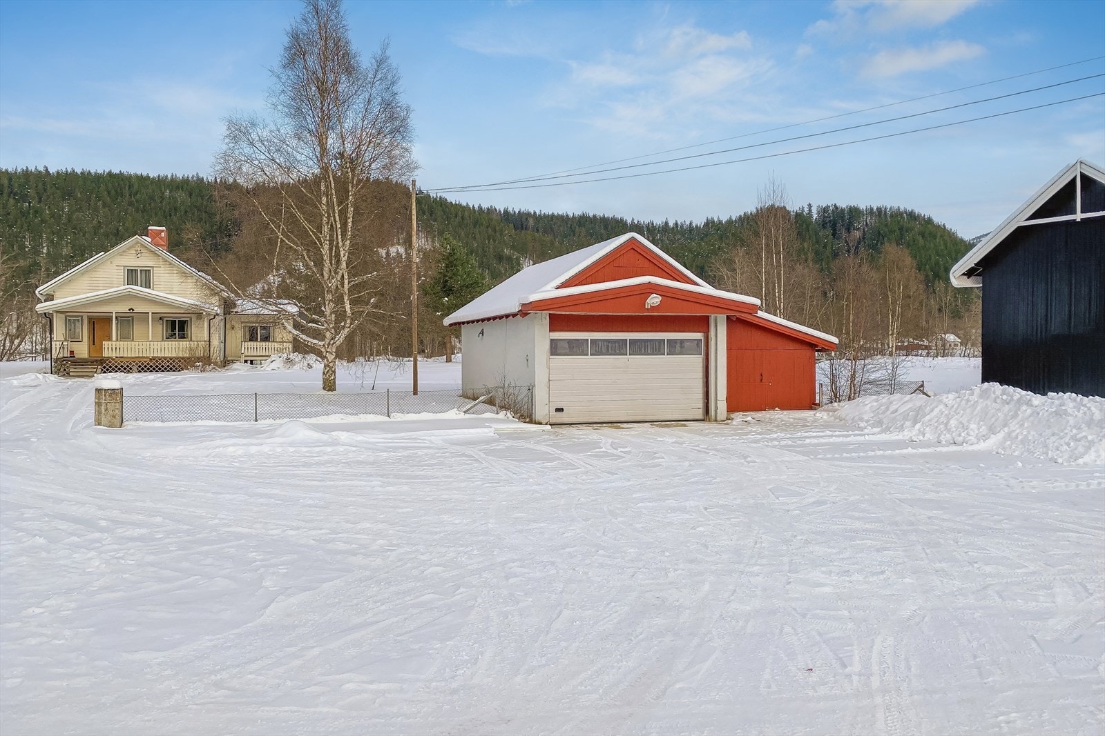 Garasjen er oppført i mur med et tilbygg i bindingsverk. Galleribilde