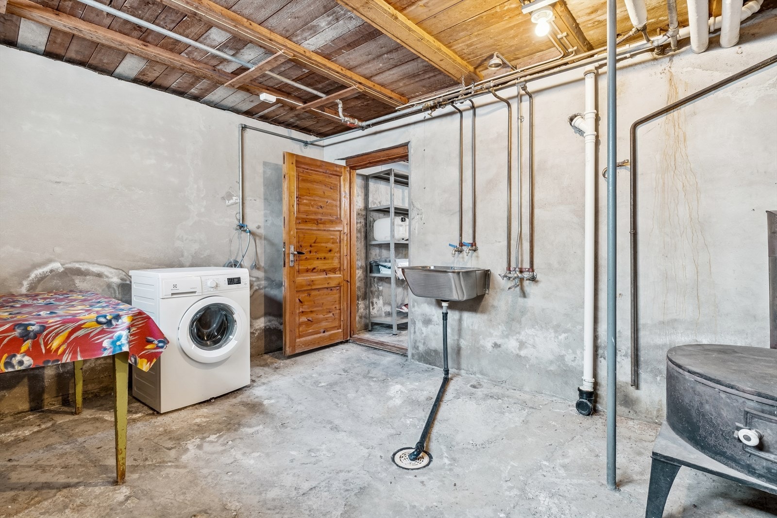 Her nede finnes også opplegg for vaskemaskin og en utslagsvask. Galleribilde