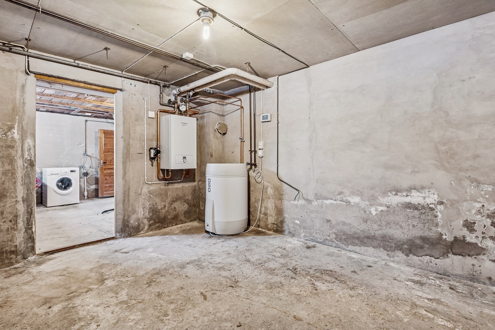 Teknisk rom med varmtvannsbereder fra 2025 og el-kassett for vannbåren varme. Galleribilde