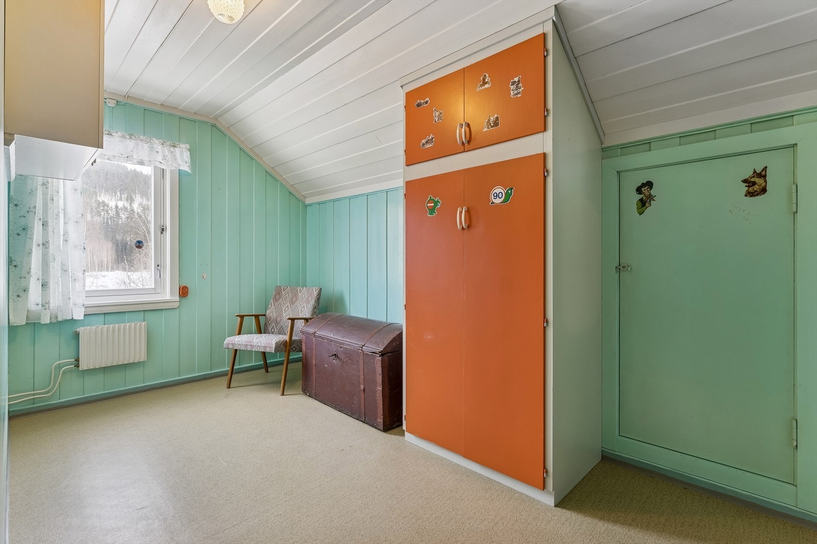 Et av soverommene i andre etasje, med plass til seng og oppbevaring. Galleribilde