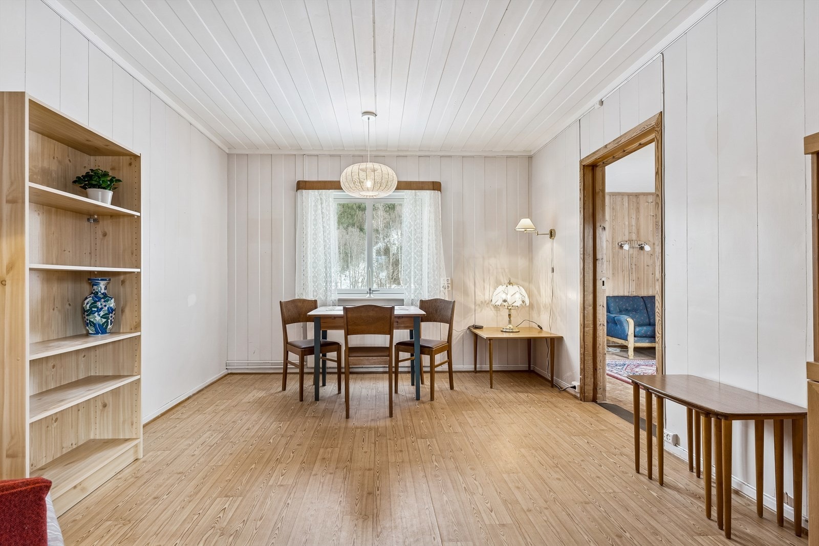 Midtstuen fungerer som et bindeledd mellom kjøkkenet og tilbygget med den nye stuen. Galleribilde