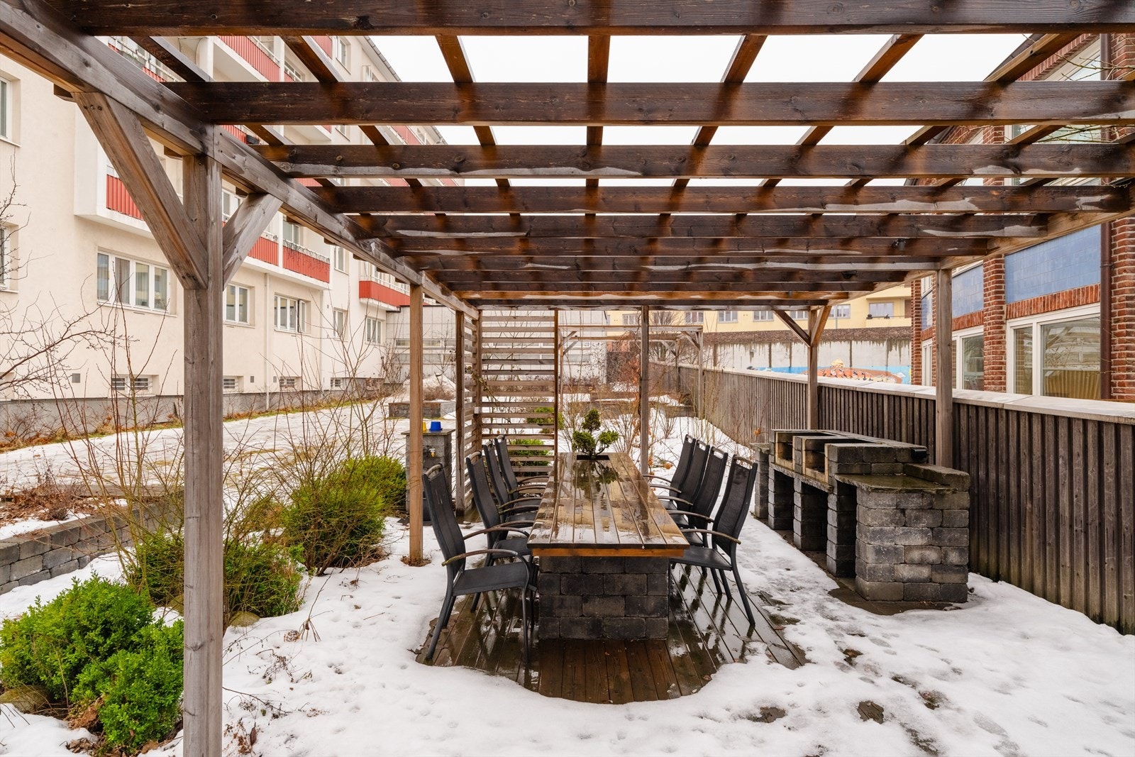 Her er det pergola med sittegrupper og grill. Galleribilde