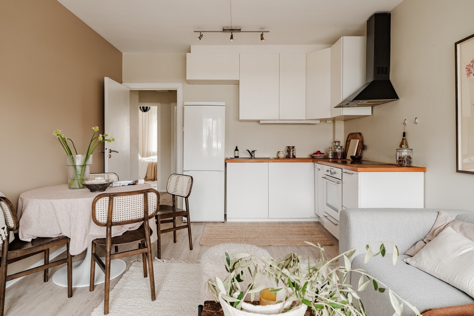 Her har du plass til både sofagruppe, tv-møblement og spisebord. Galleribilde