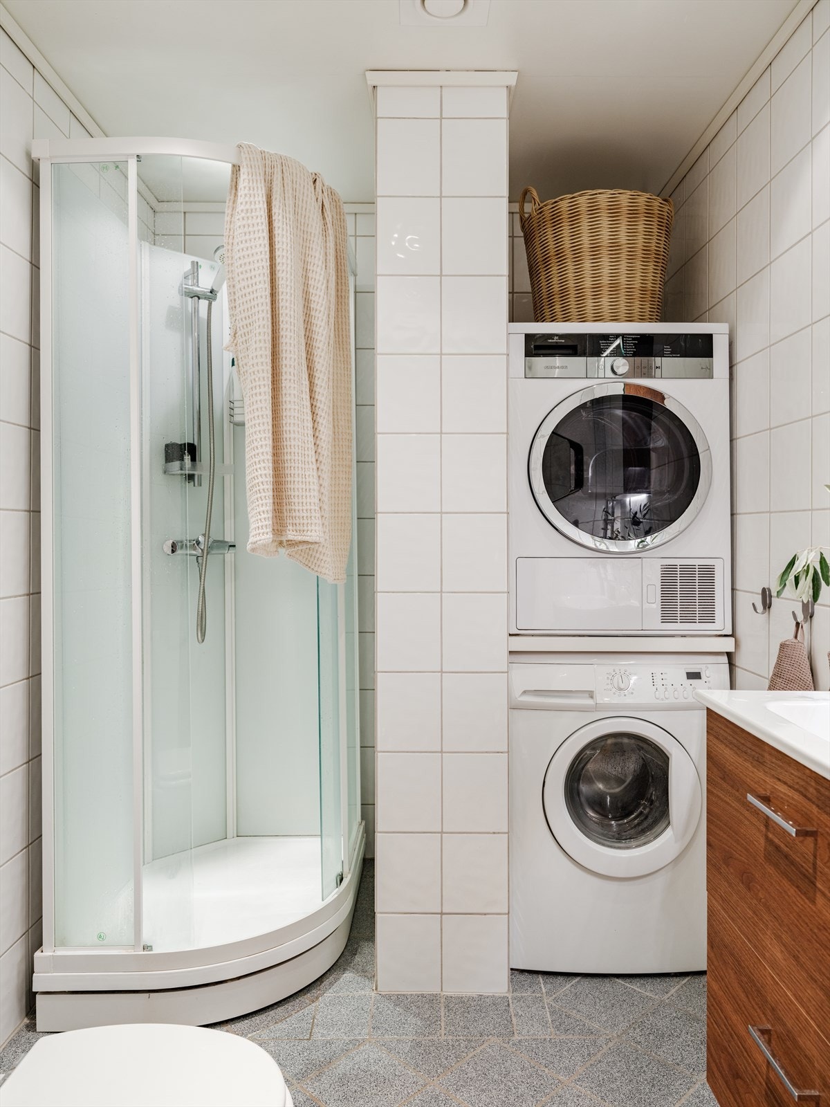 Praktisk vaskesøyle med opplegg for vaskemaskin og tørketrommel. Galleribilde