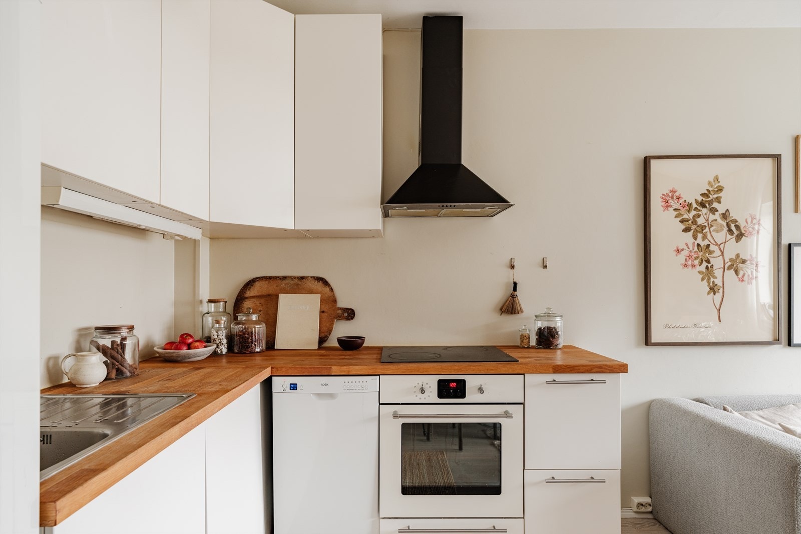 Integrerte hvitevarer som koketopp og stekeovn, samt. frittstående oppvaskmaskin og kjøleskap. Galleribilde