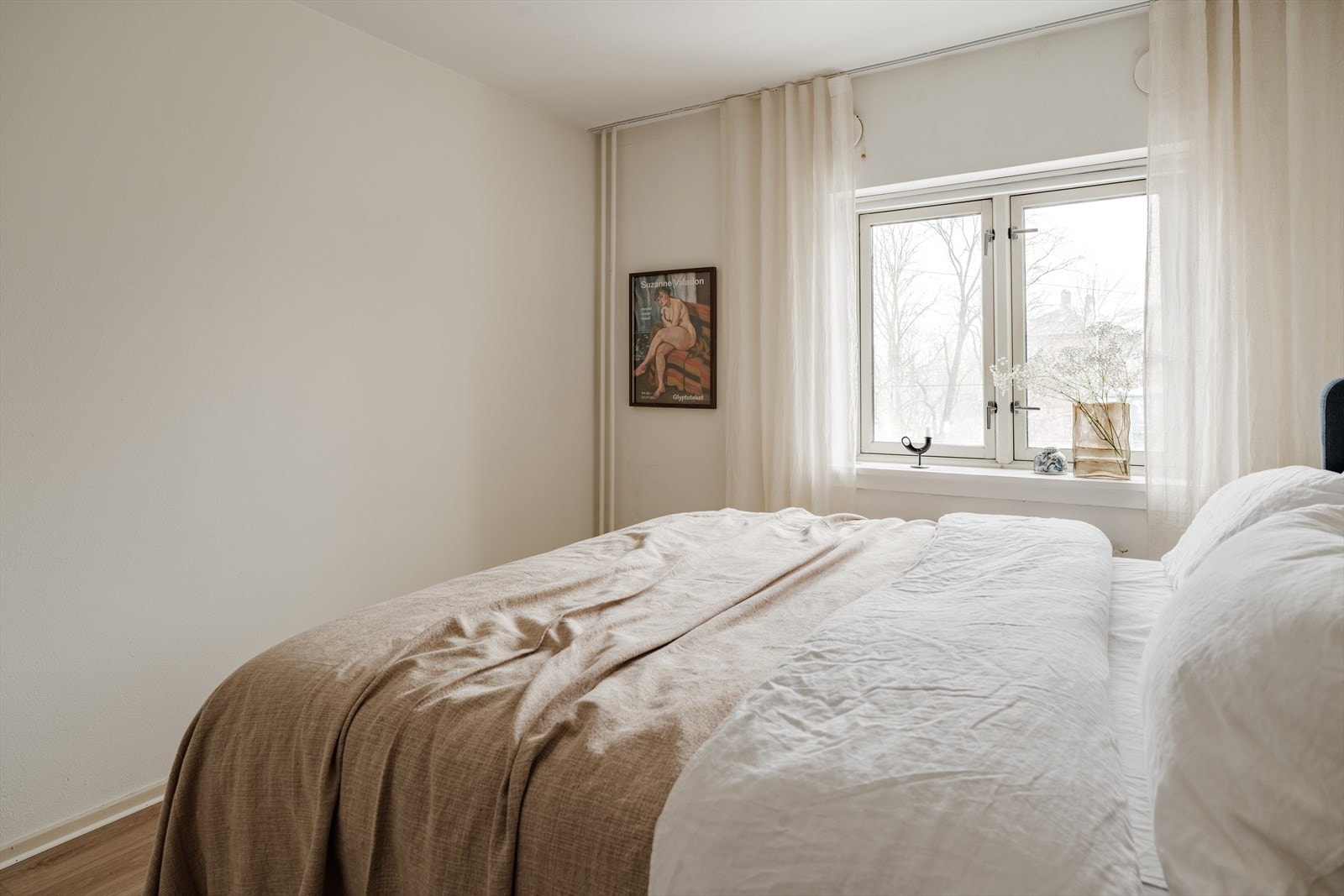 Hovedsoverommet er av god størrelse, med plass til dobbeltseng, nattbord og garderobeskap. Galleribilde