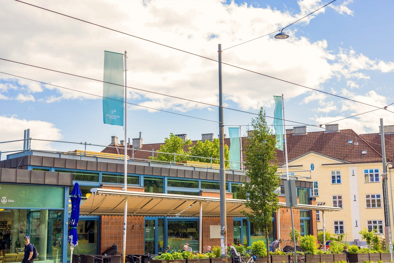 Sandaker senter ligger like ved leiligheten og du finner blant annet butikker som Vitusapotek, Vinmonopolet, Coop mega og Mester grønn. Galleribilde