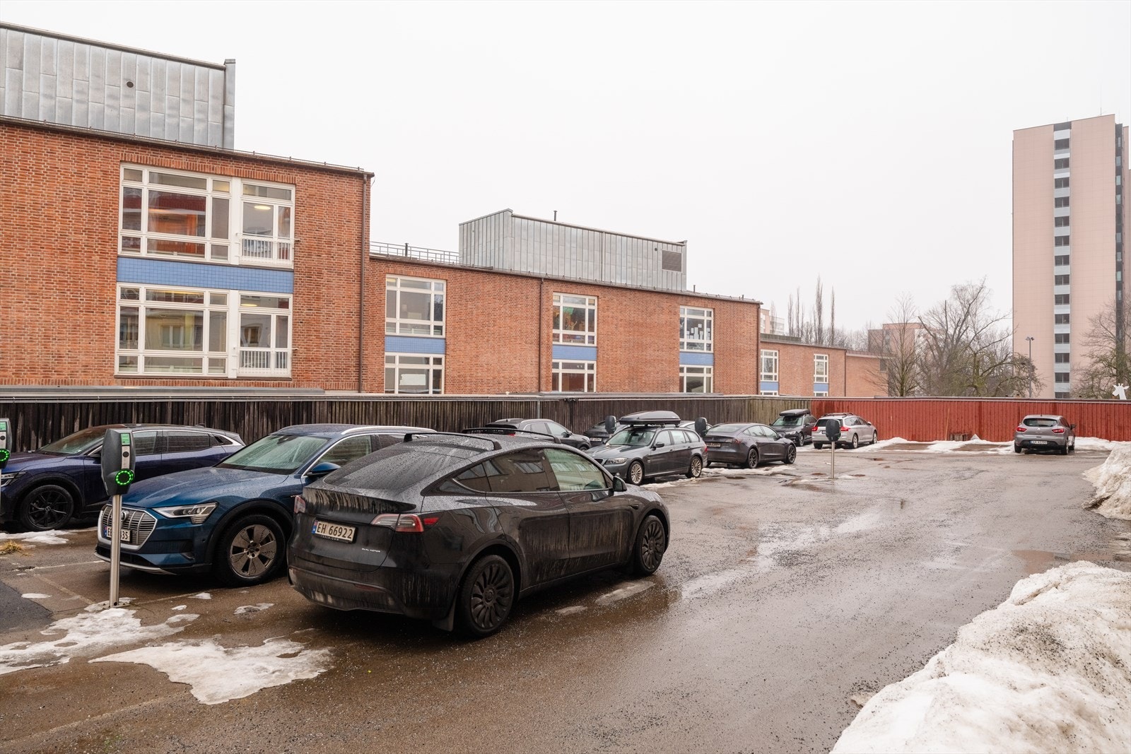 Aksjelaget har 33 parkeringsplasser til utleie etter venteliste. Det er p.t. 7 stykker på venteliste. Parkeringsleie 650,-/mnd. Galleribilde