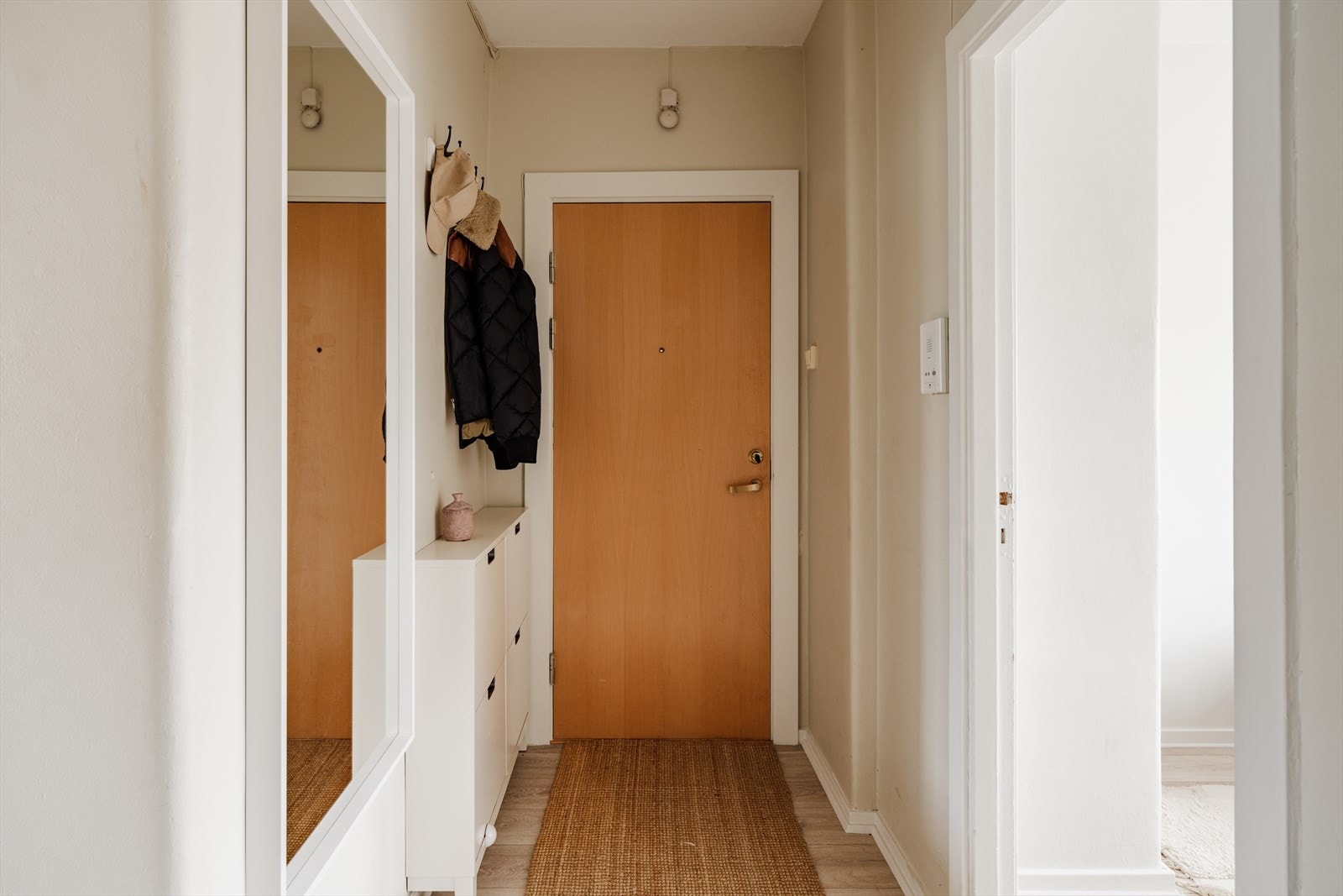 Innbydende entré med mulighet for flere oppbevaringsløsninger. Galleribilde