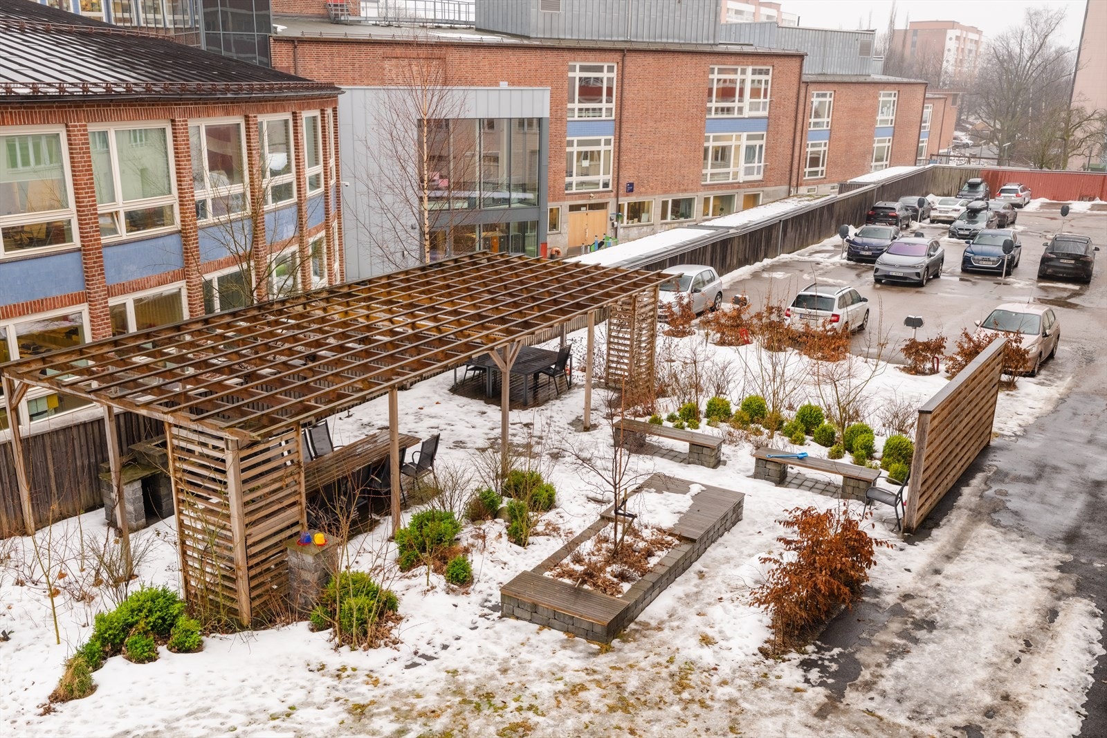 Fra balkongen har du utsikt ned mot en kjempehyggelig bakhage. Galleribilde