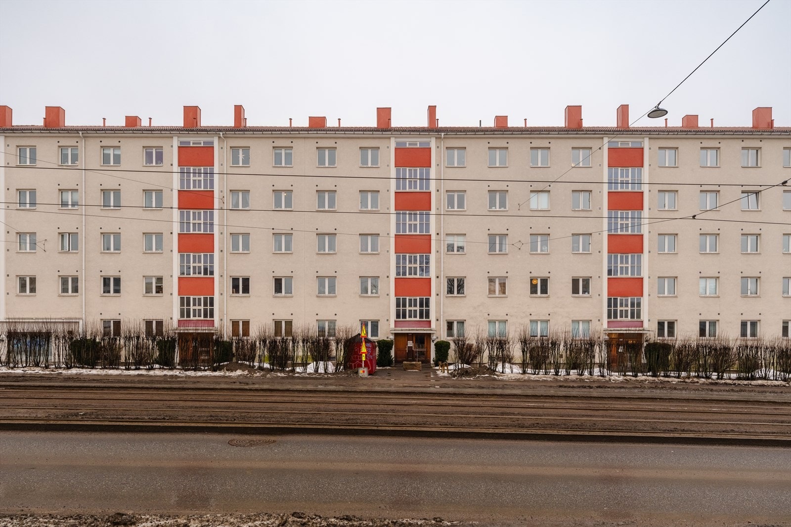 Området har et svært godt kollektivtilbud. Trikkelinjene 12, 15 og 18 stopper like ved og gir hyppige avganger til sentrum, Grünerløkka, Majorstuen og Grefsen. Galleribilde