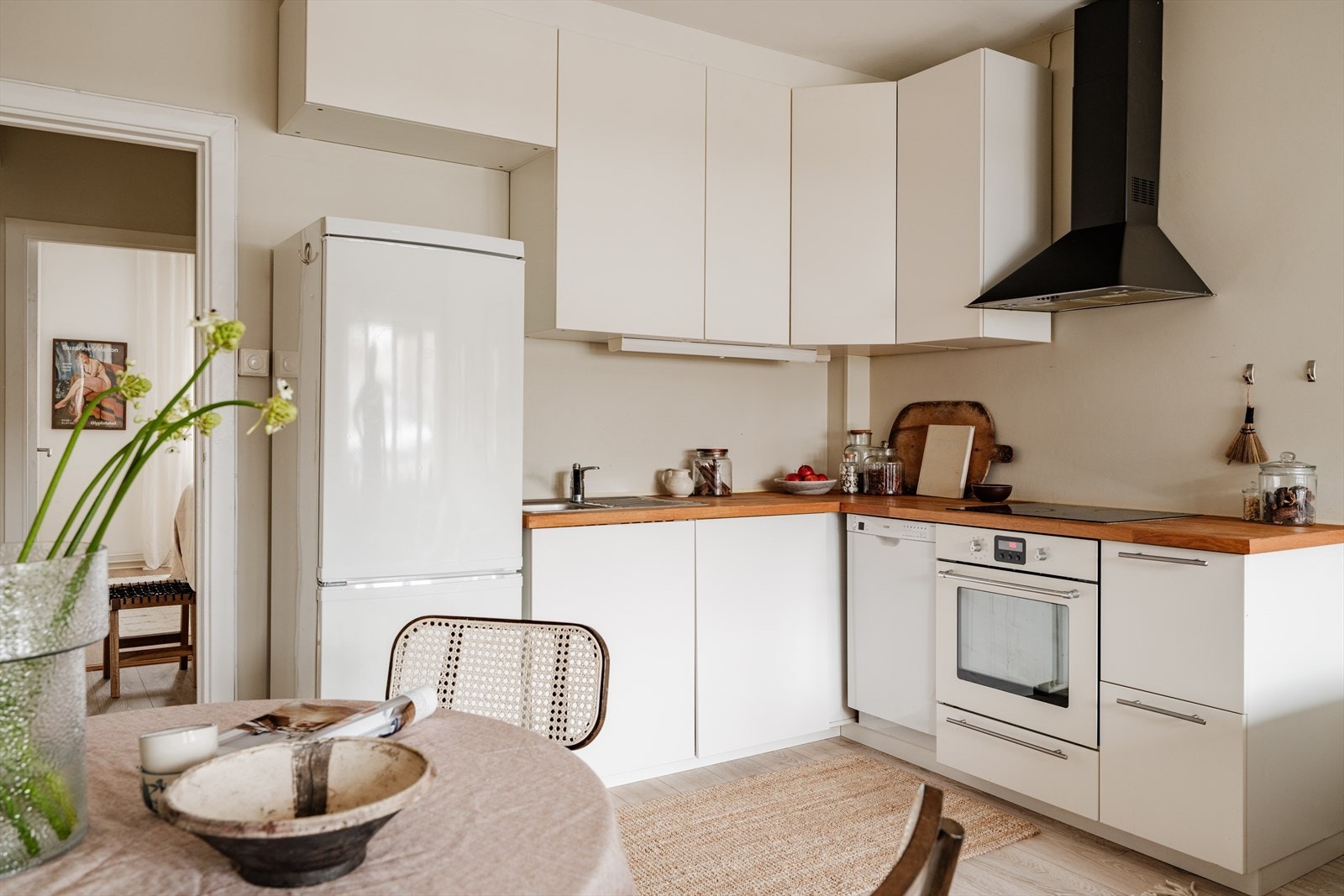 Kjøkkenet er fra IKEA (2014) med hvite fronter og heltre benkeplate. Galleribilde