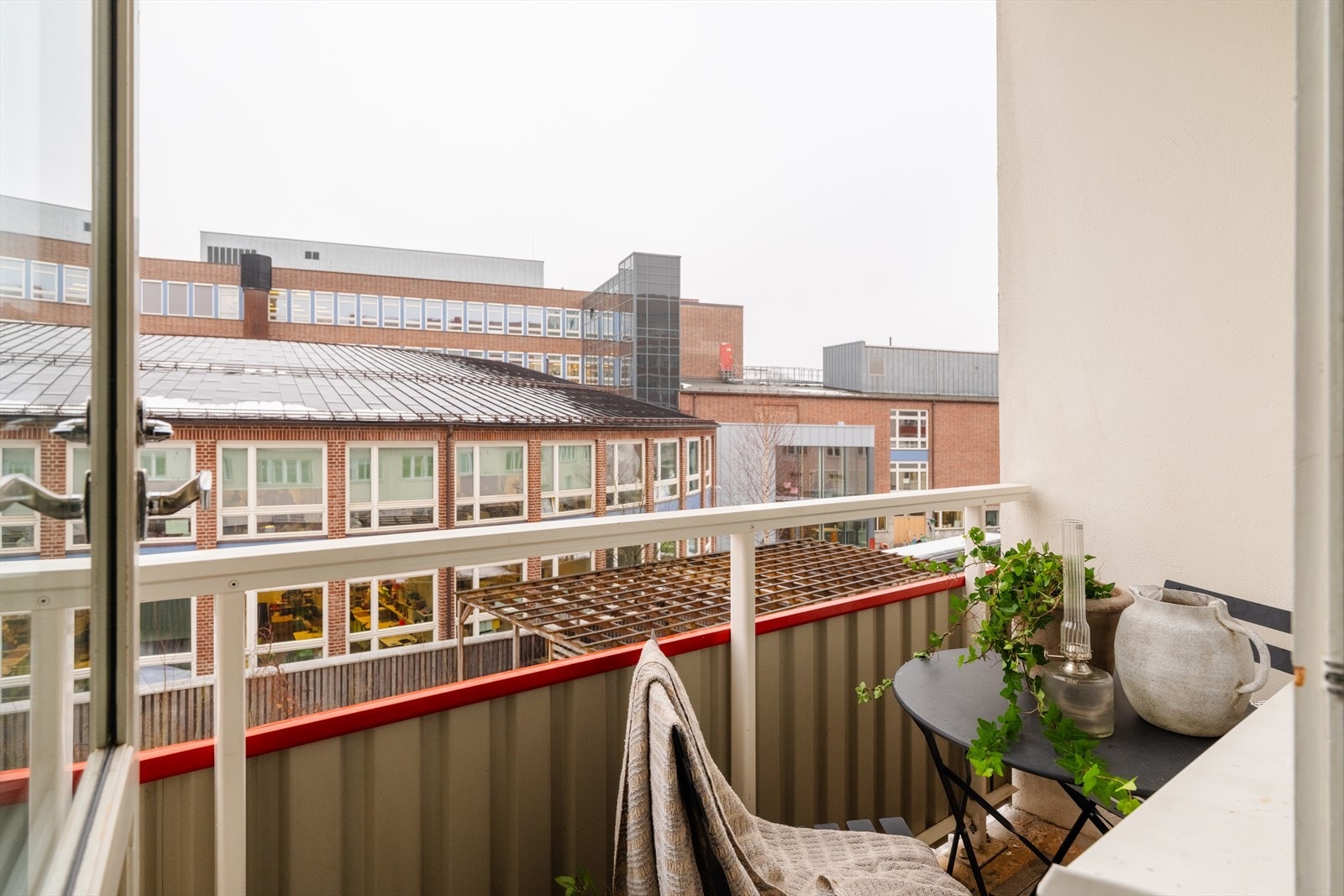 Fra stuen er det utgang til en hyggelig balkong. Galleribilde