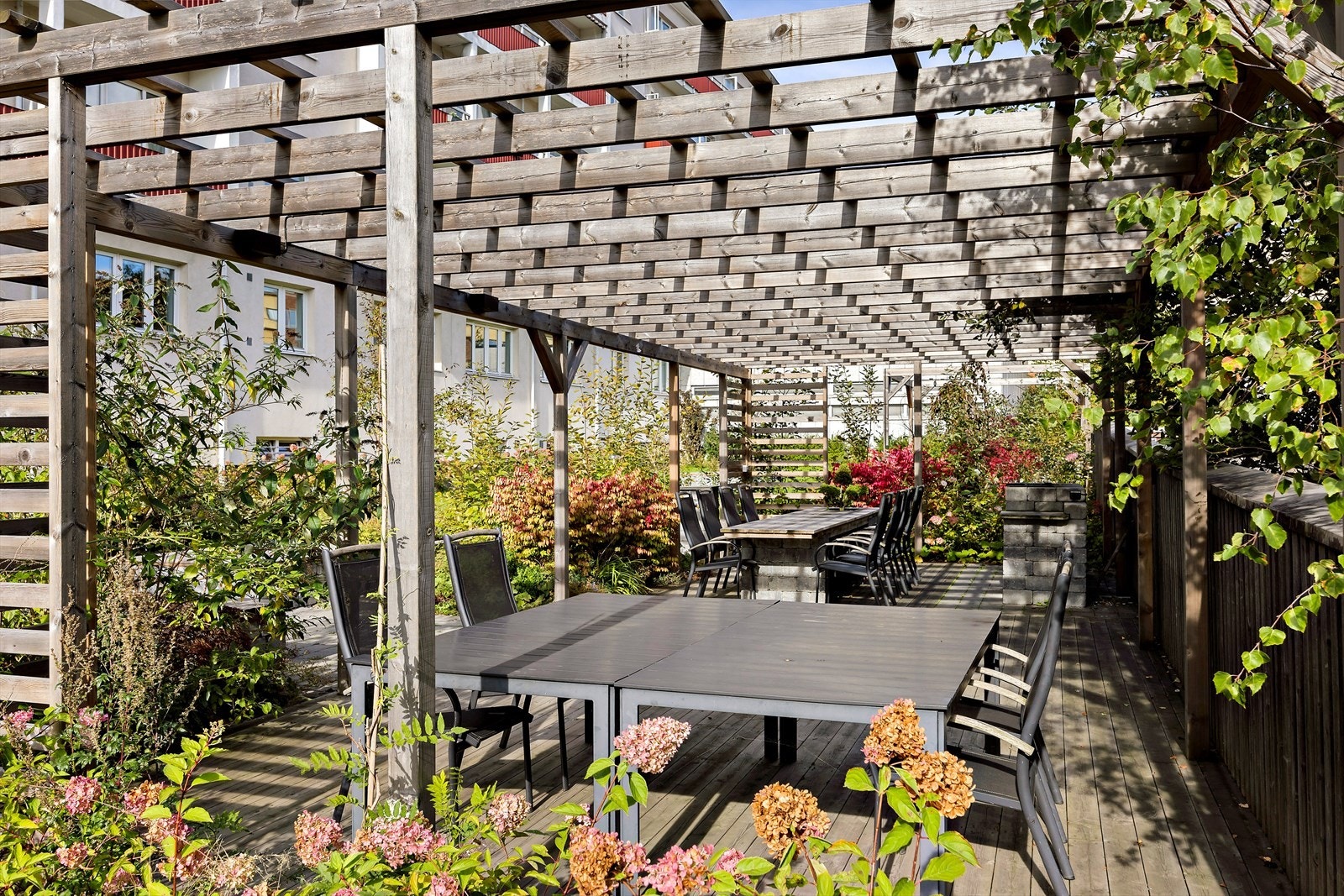 Bakhagen på sommertid - Her kan man samle venner og familie til hyggelige lag. Galleribilde