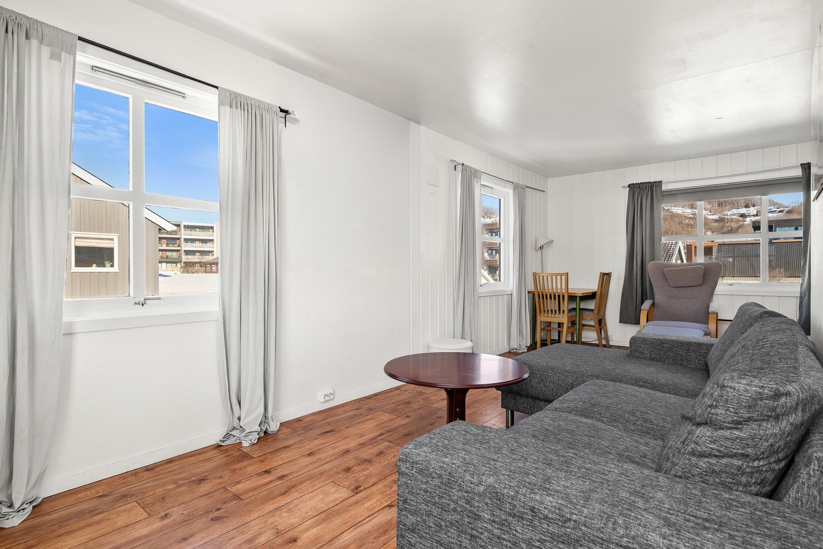 Planløsningen gjør det mulig med både spisebord og sofaløsning. Galleribilde