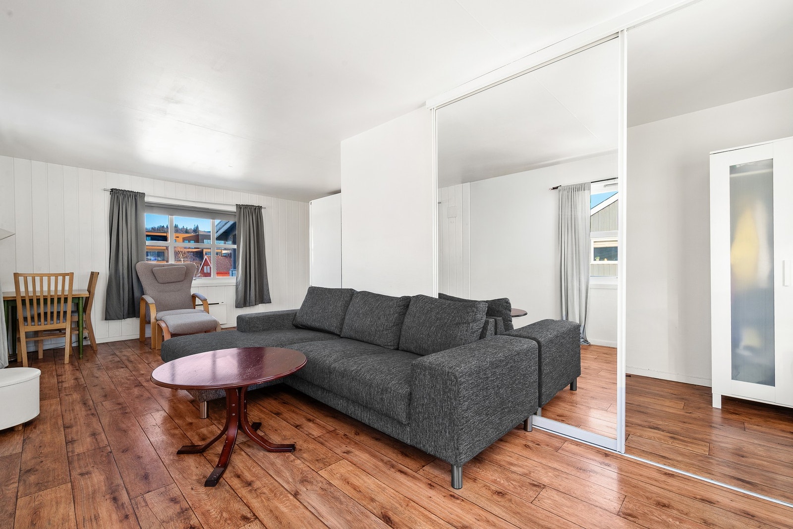 Det er skyvedør som skiller stue og sovealkoven. Galleribilde