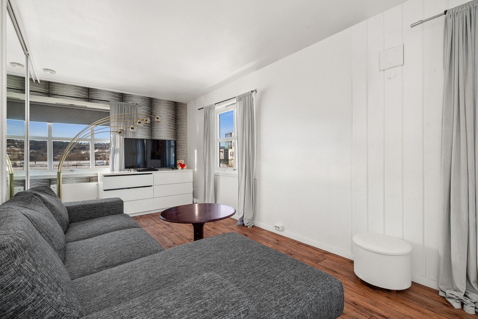 Leiligheten har store vindusflater som gur rikelig med lysinnslipp. Galleribilde