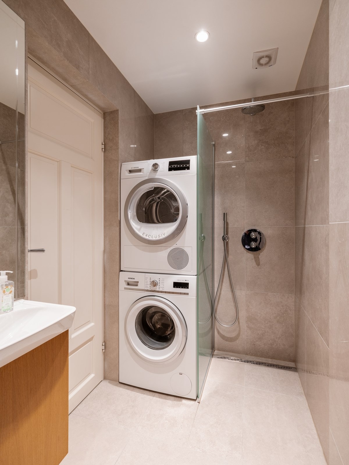 Begge badene har varmekabler i gulvet, downlights i tak samt mekanisk ventilasjon. Galleribilde