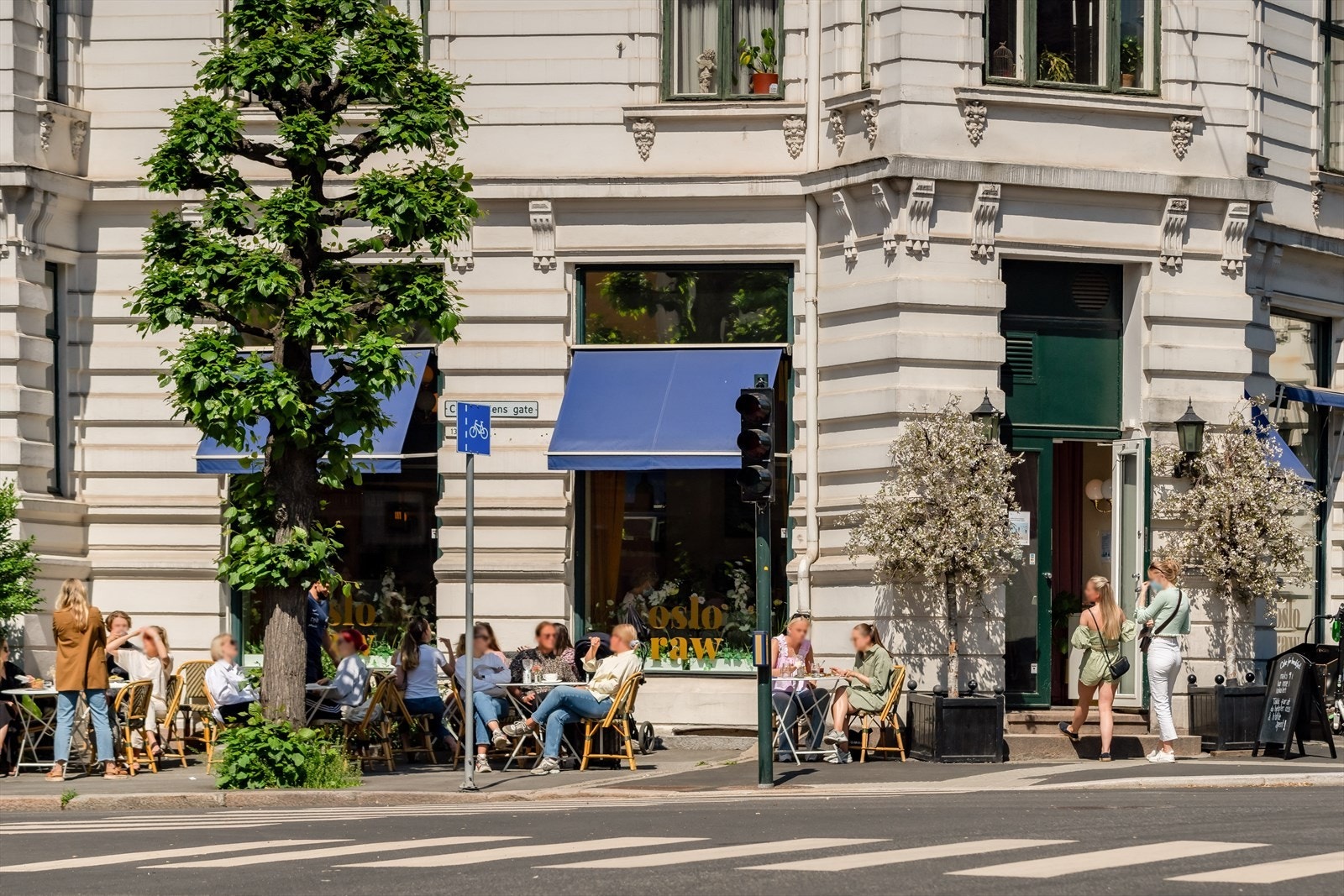 Nabolaget byr på et bredt utvalg av velrenommerte restauranter og hyggelige kafeer, eksempelvis Oslo Raw. Galleribilde