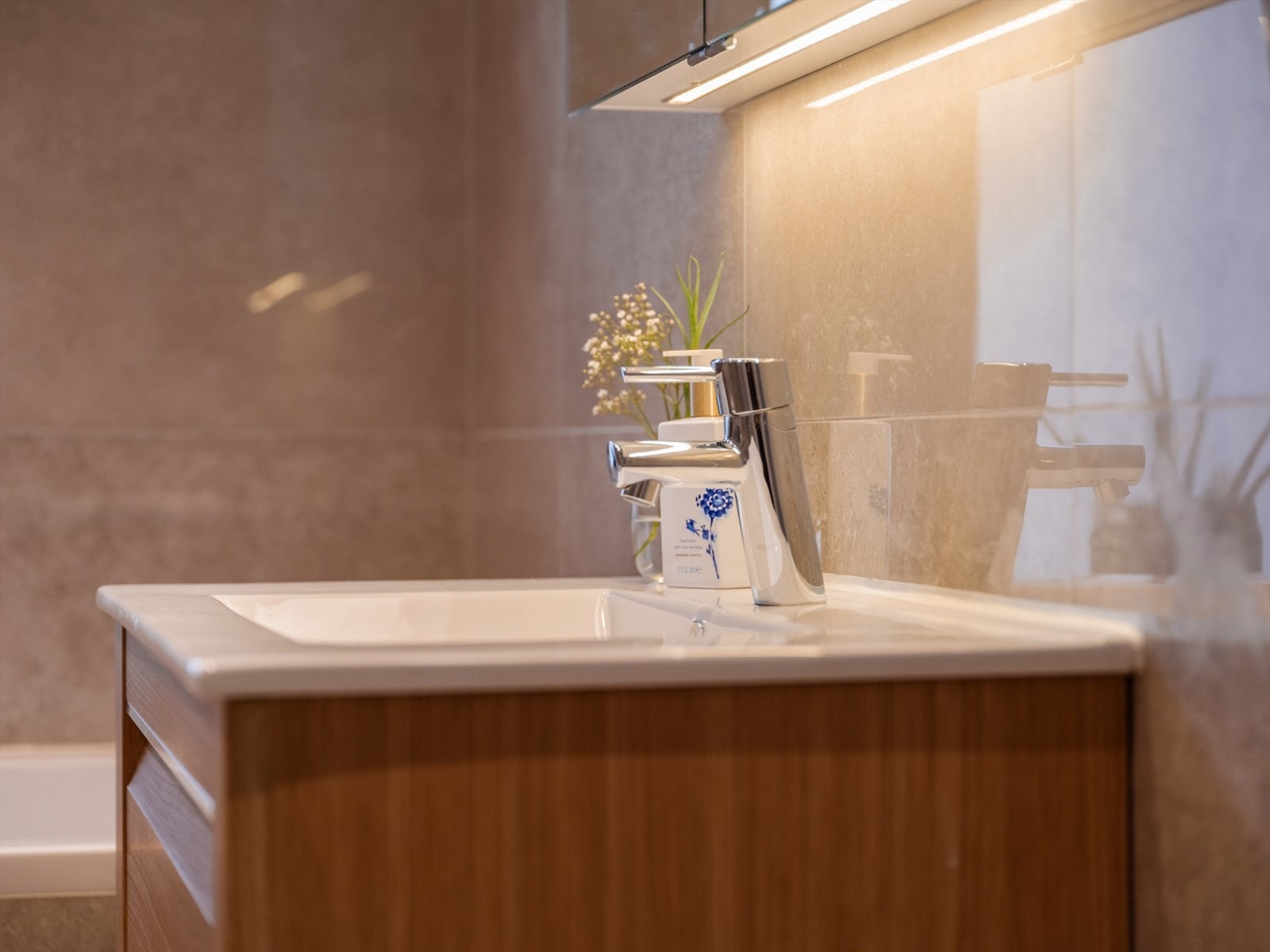 Badet har også eget vegghengt toalett og en profilert servantinnredning. Galleribilde