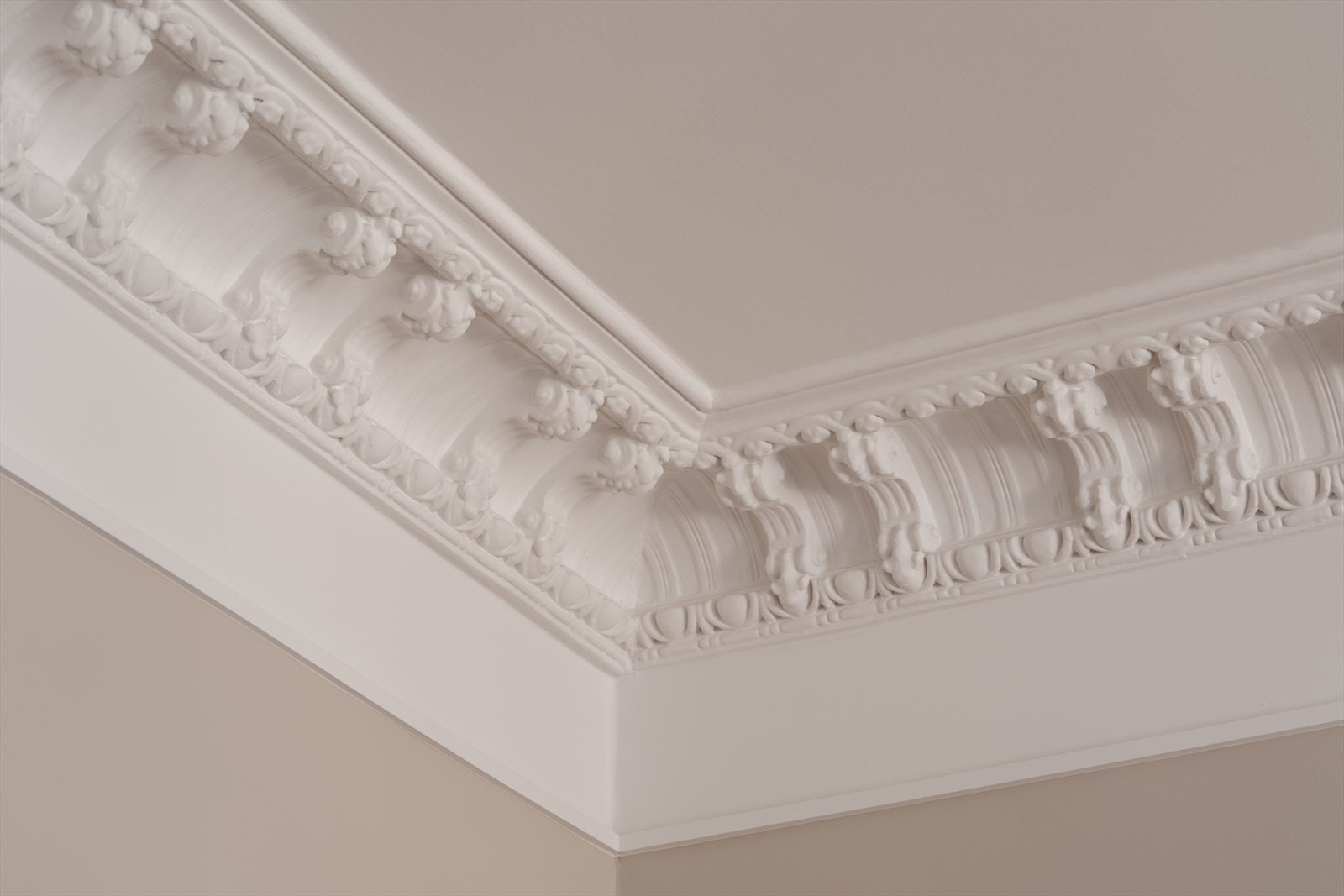 Takhimlingen er rikt utsmykket med dekorative detaljer. Galleribilde