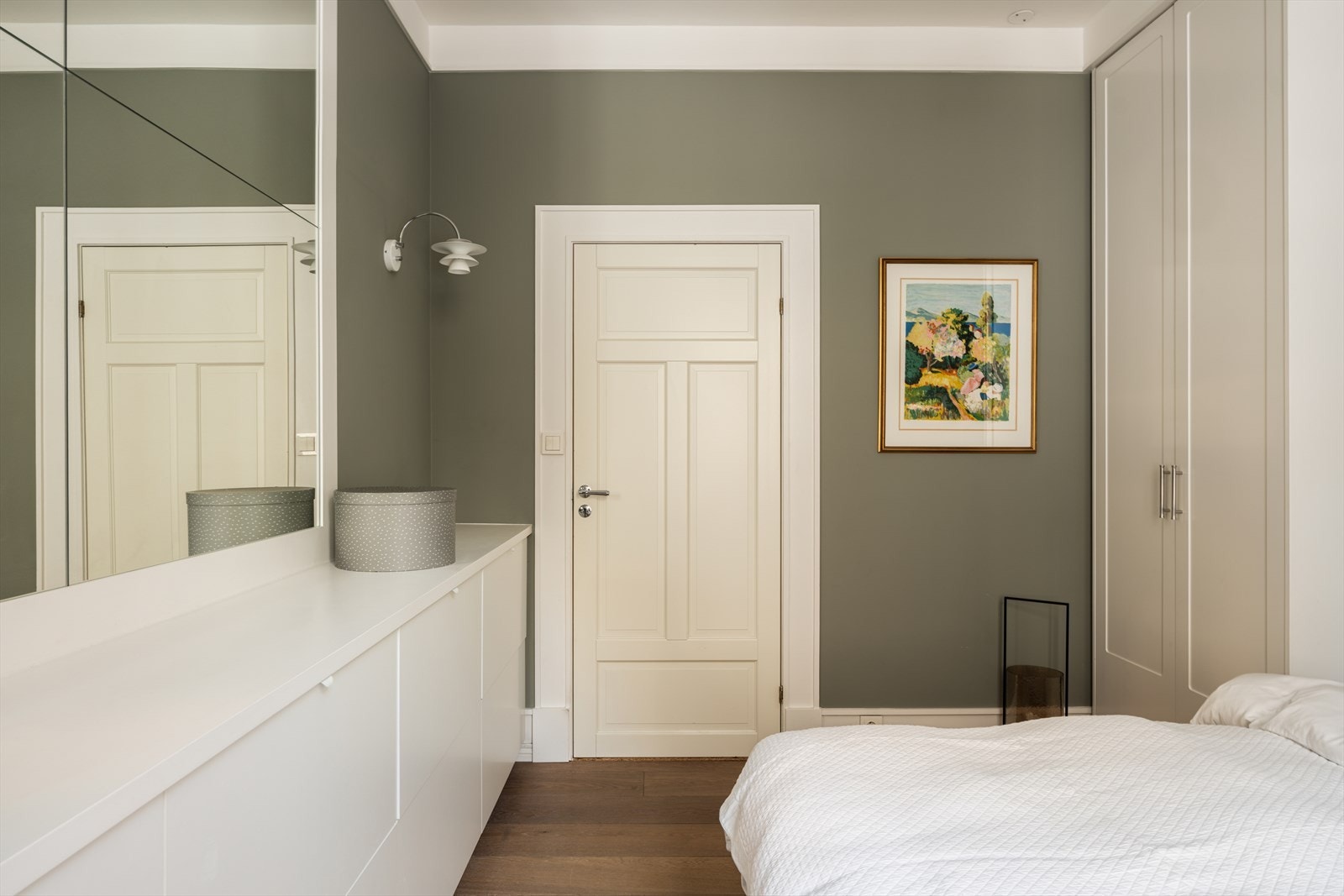 Rommet egner seg utmerket som soverom, gjesterom eller et representativt hjemmekontor. Galleribilde