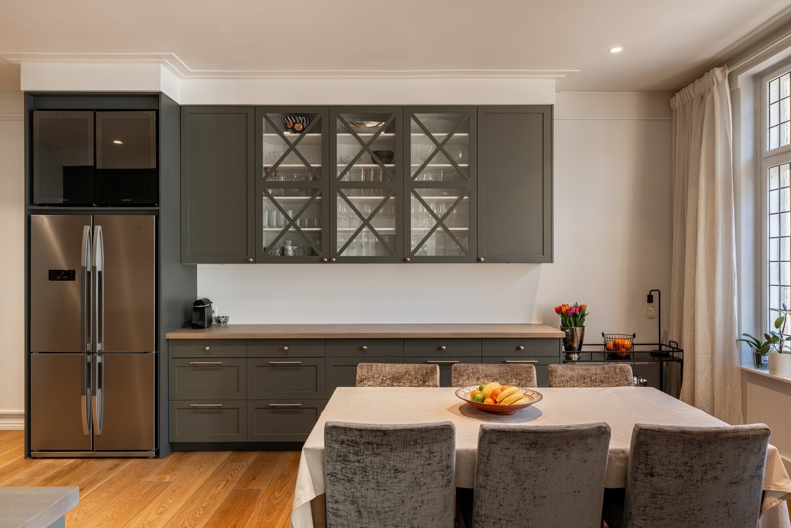 Kjøkkenet fra Kvik ble modernisert i 2016 og har klassiske fronter kombinert med benkeplate i tre. Galleribilde