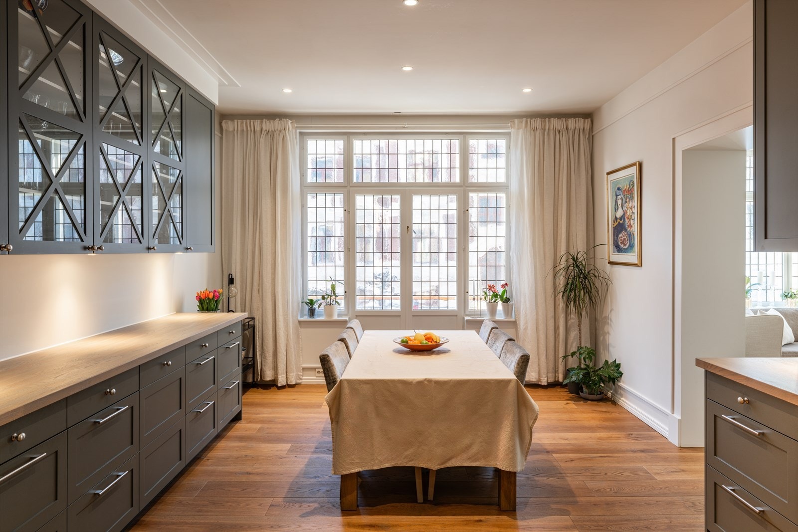 Spisestuen har en åpen kjøkkenløsning. Rommet oppleves luftig og sosialt, med god plass til et stort spisebord. Galleribilde