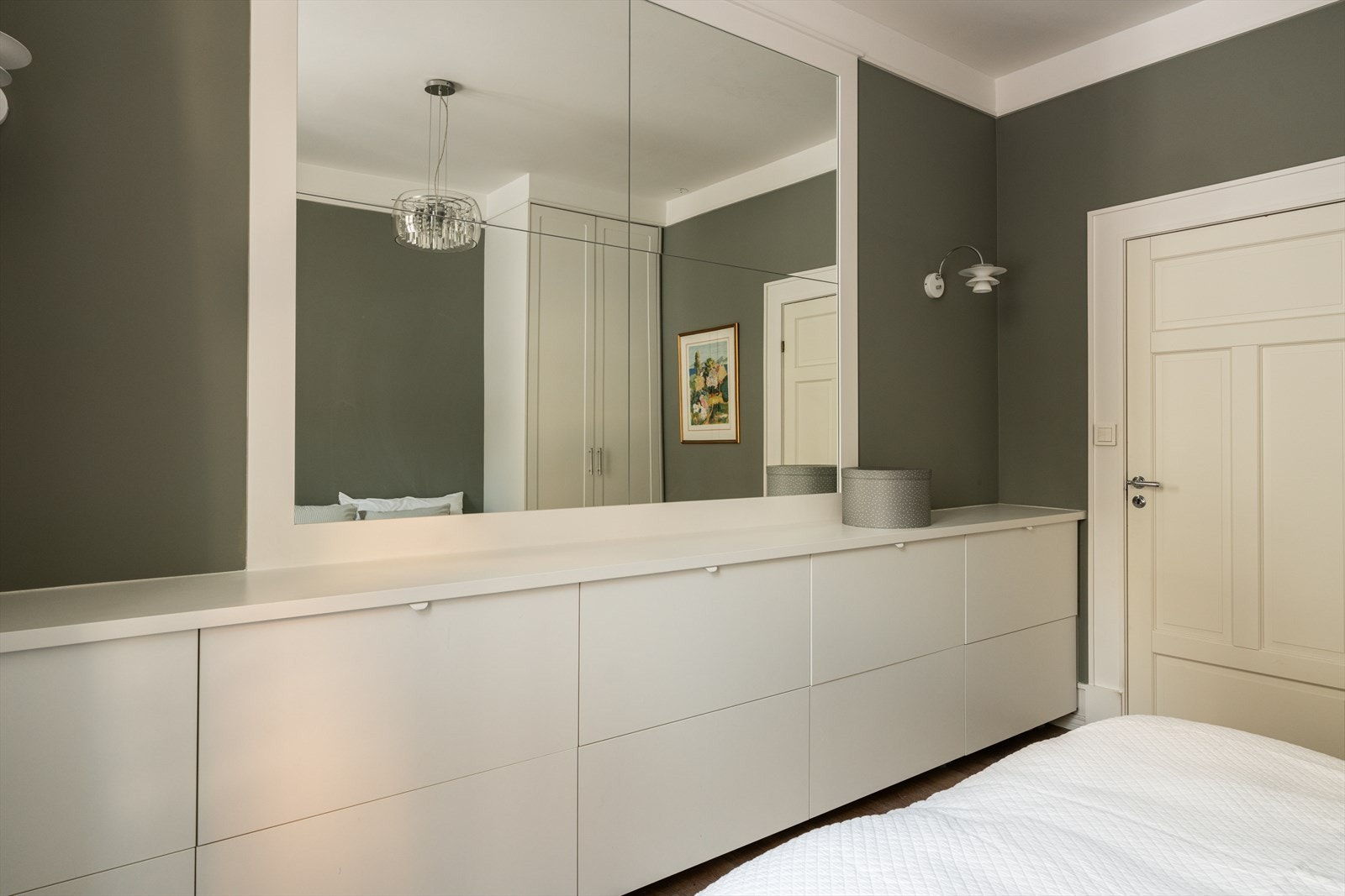 Også her er det etablert plassbygde oppbevaringsløsninger som understreker boligens gjennomførte standard. Galleribilde