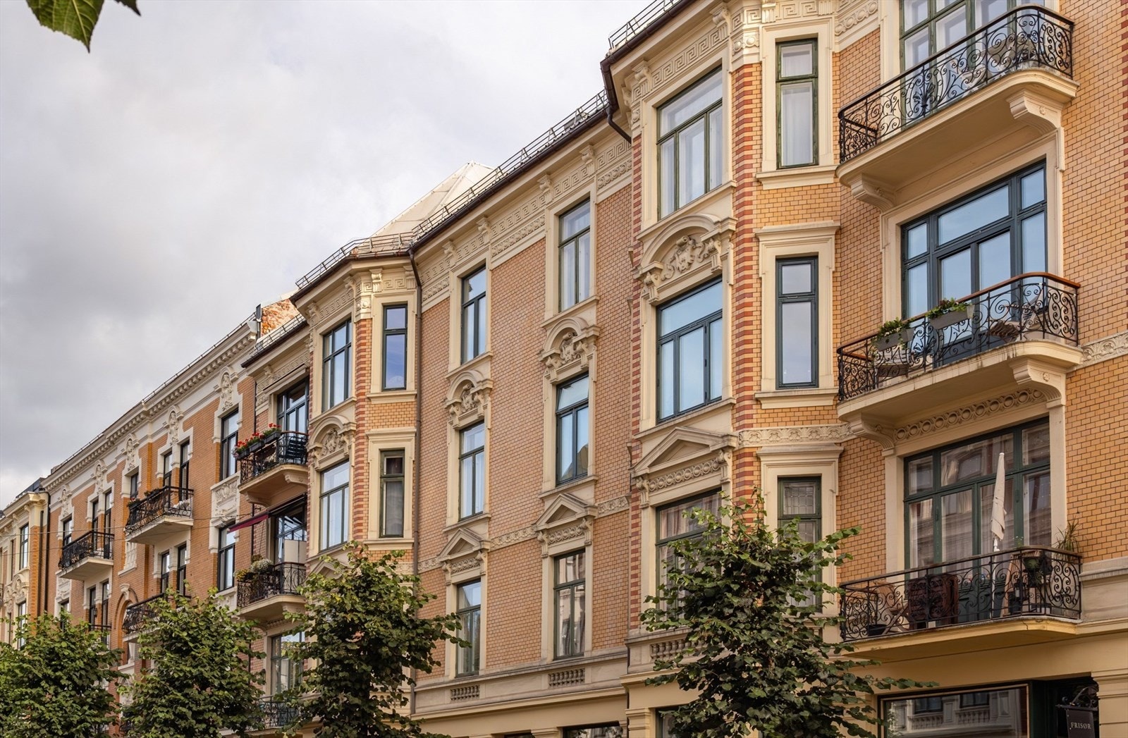 En klassisk og representativ bygård fra 1898, beliggende i et av Frogners mest fasjonable områder. Galleribilde