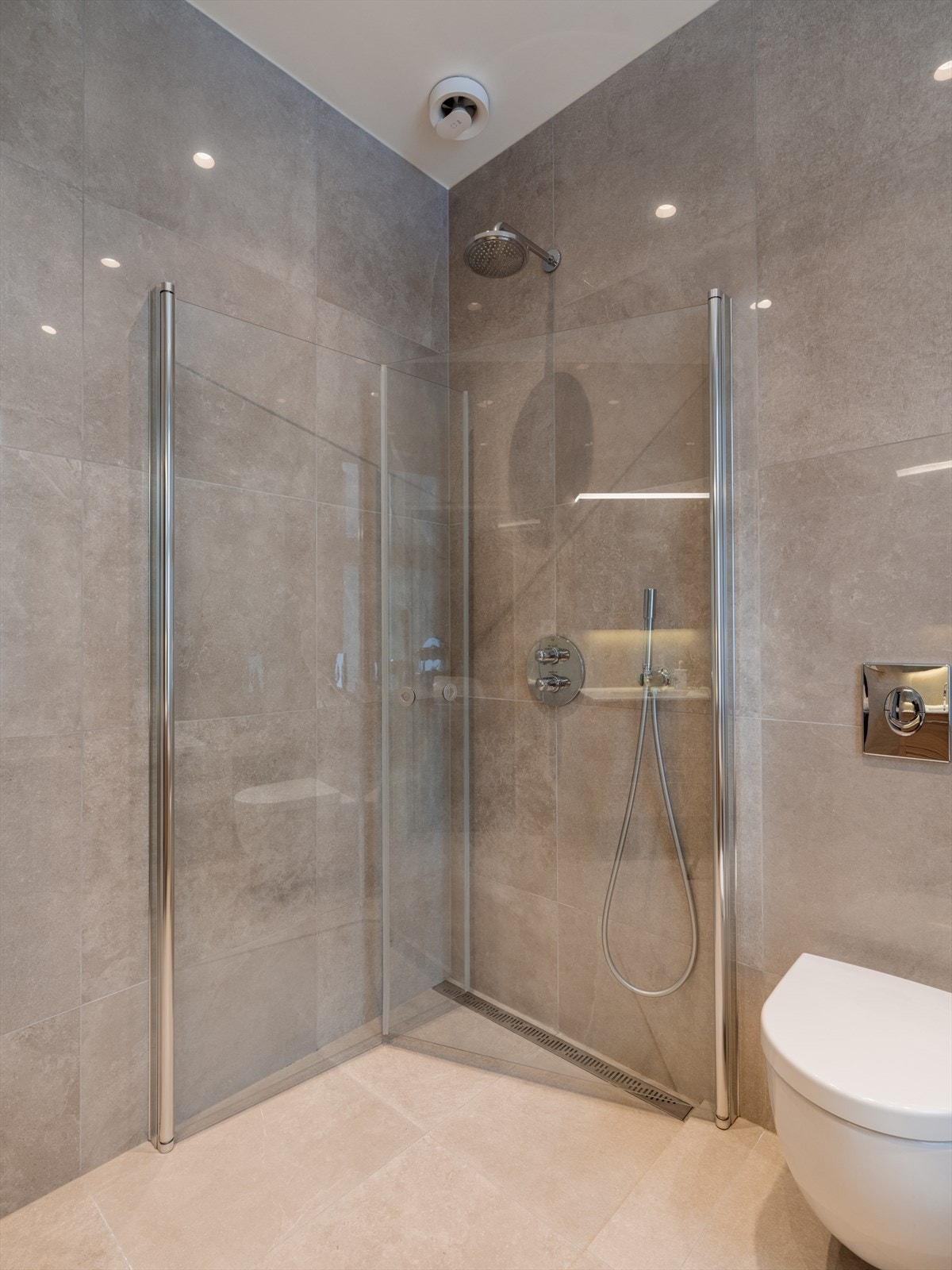 I tillegg til badekaret har hovedbadet også et separat dusjhjørne med svingbare glassdører. Galleribilde