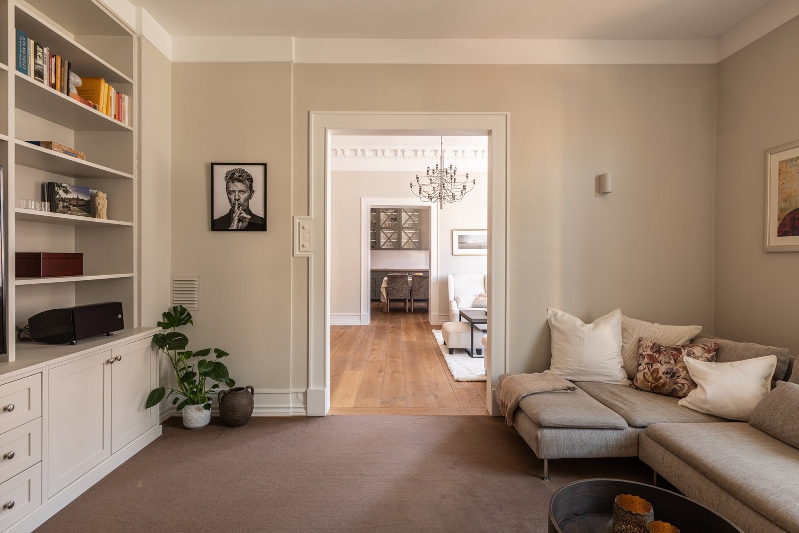 Åpne overganger mellom stuene skaper en god flyt og en sosial atmosfære i boligen. Galleribilde