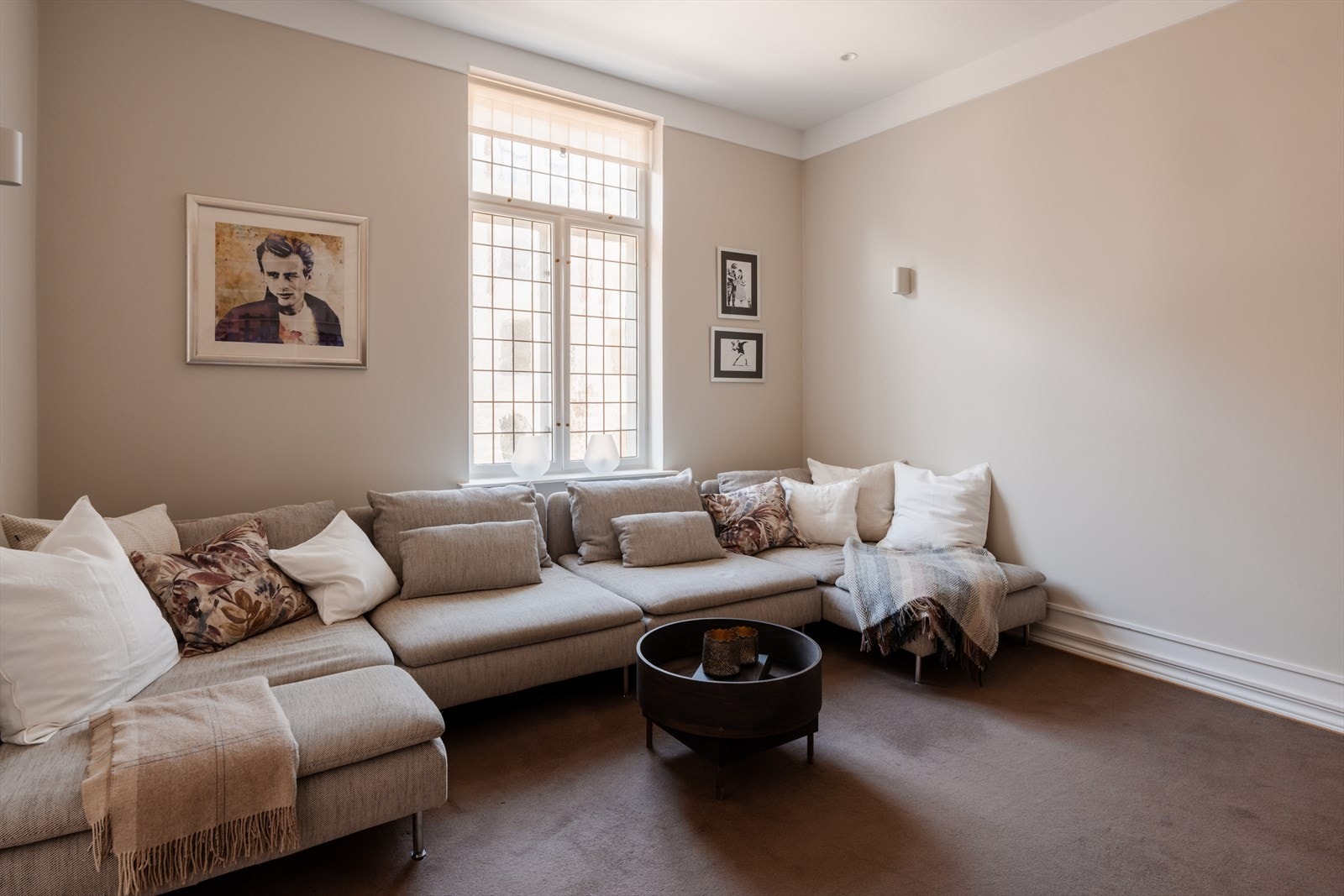 Her er det god plass til en komfortabel sittegruppe for rolige kvelder. Galleribilde