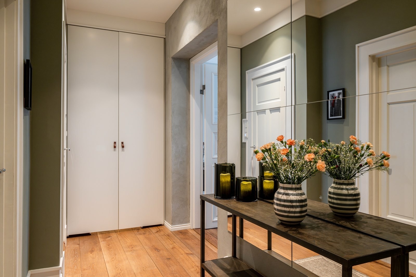 Fra entréen er det direkte tilgang til både de sosiale sonene og den private delen av boligen. Galleribilde