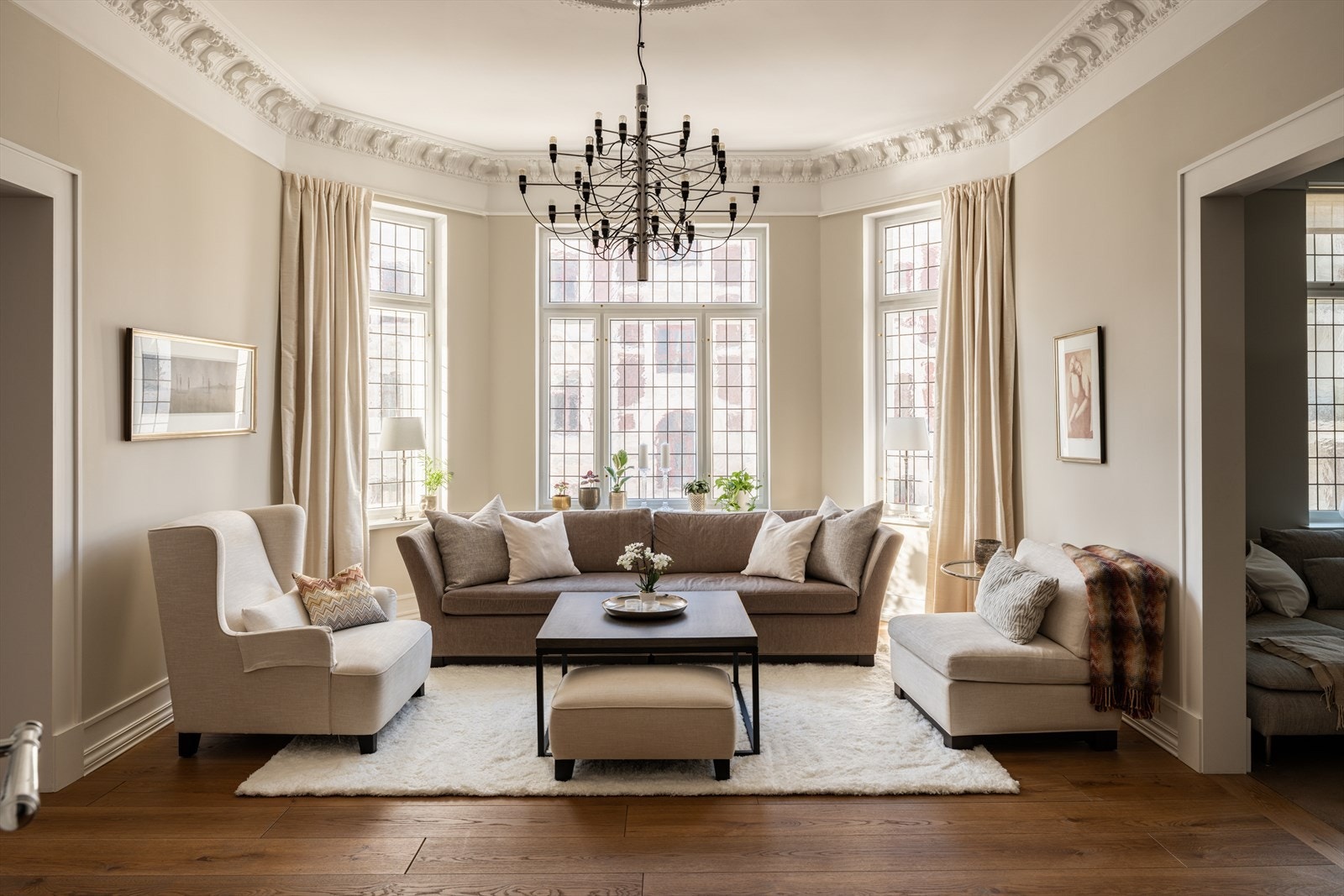 En klassisk leilighet med store, luftige rom og en representativ atmosfære som kombinerer historisk sjarm med moderne komfort og kvalitet. Galleribilde