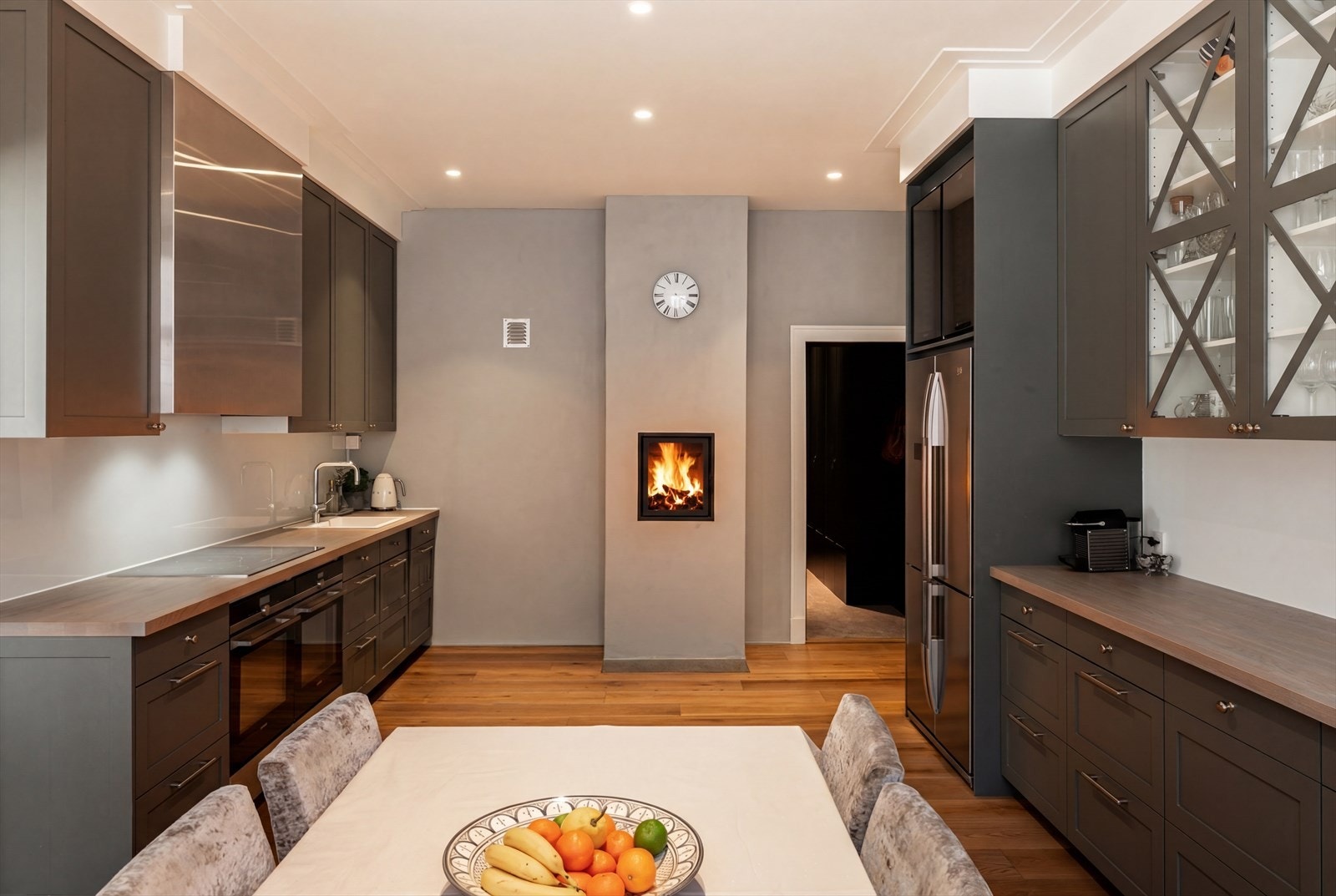 Her er innredet langs to vegger og fremstår som både stilfullt og elegant, med rikelig skap- og benkeplass. Galleribilde