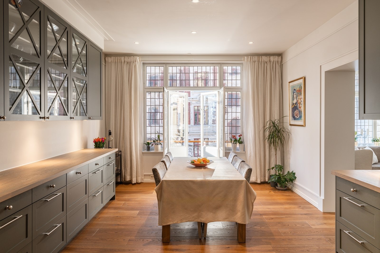 Fra dagsligstuen er det en naturlig og elegant overgang til en romslig spisestue med åpen kjøkkensone og utgang til balkong. Galleribilde