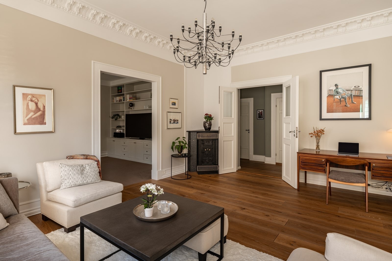 Hovedstuen preges av store, klassiske vinduer som slipper inn rikelig med lys, en elegant kamin og en imponerende takhøyde på hele 3,25 meter. Galleribilde