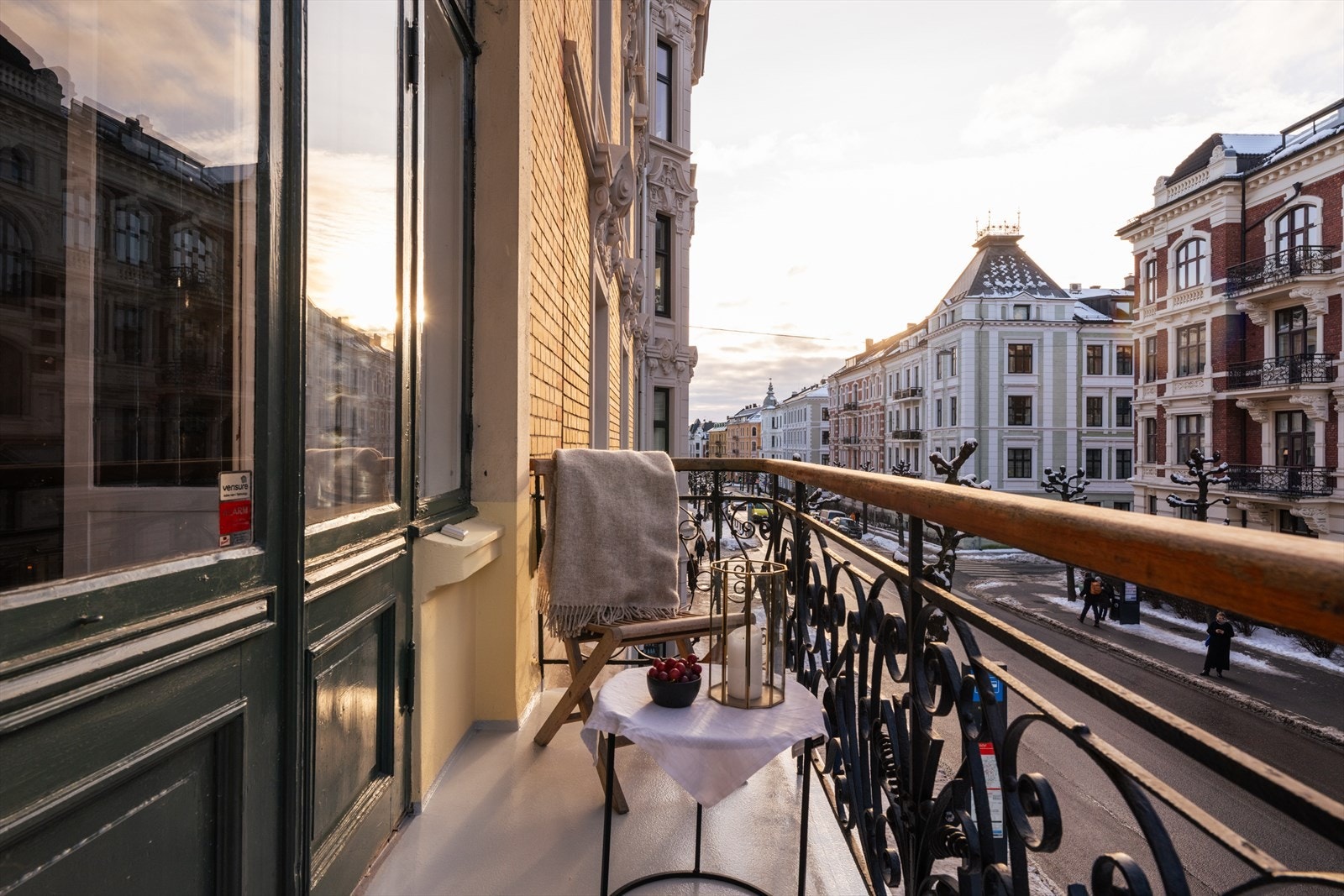 En representativ fløydør danner overgangen fra spisestuen til en hyggelig balkong på ca. 3 m². Galleribilde