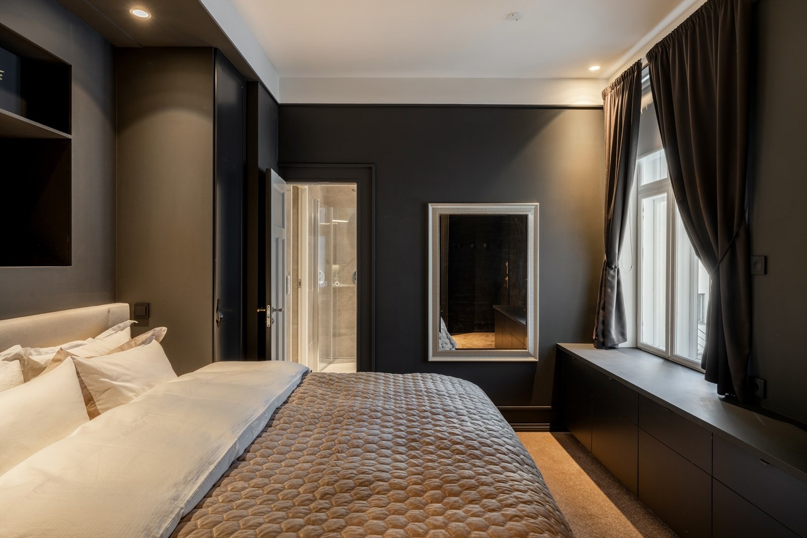 Soverommet har direkte tilknytning til hovedbadet, noe som danner en privat og tilbaketrukket sone. Galleribilde