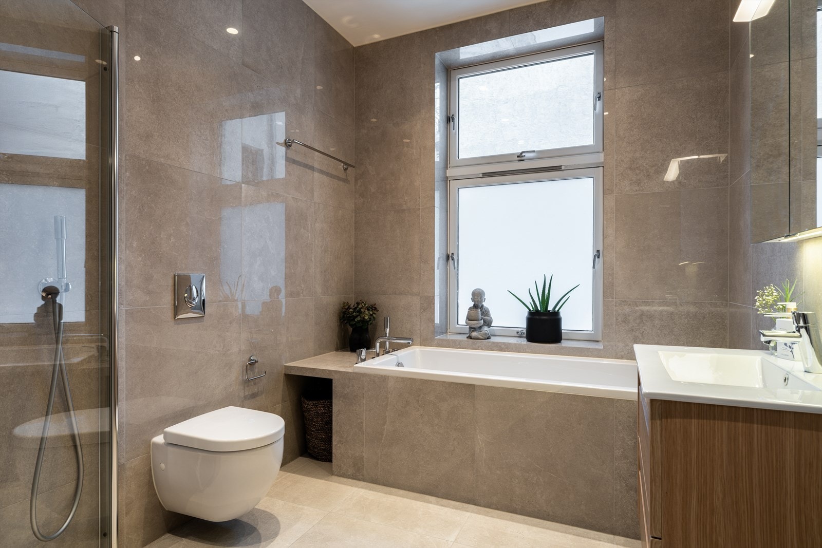 Leiligheten har to svært delikate og moderne flislagte bad, begge oppgradert i 2017. Galleribilde