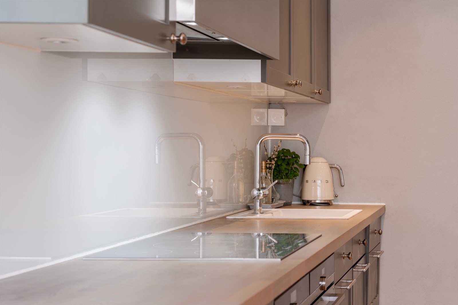 Kjøkkenet er utstyrt med integrerte hvitevarer, herunder platetopp, to stekeovner, oppvaskmaskin, to vinskap samt kjøle- og fryseskap. Galleribilde