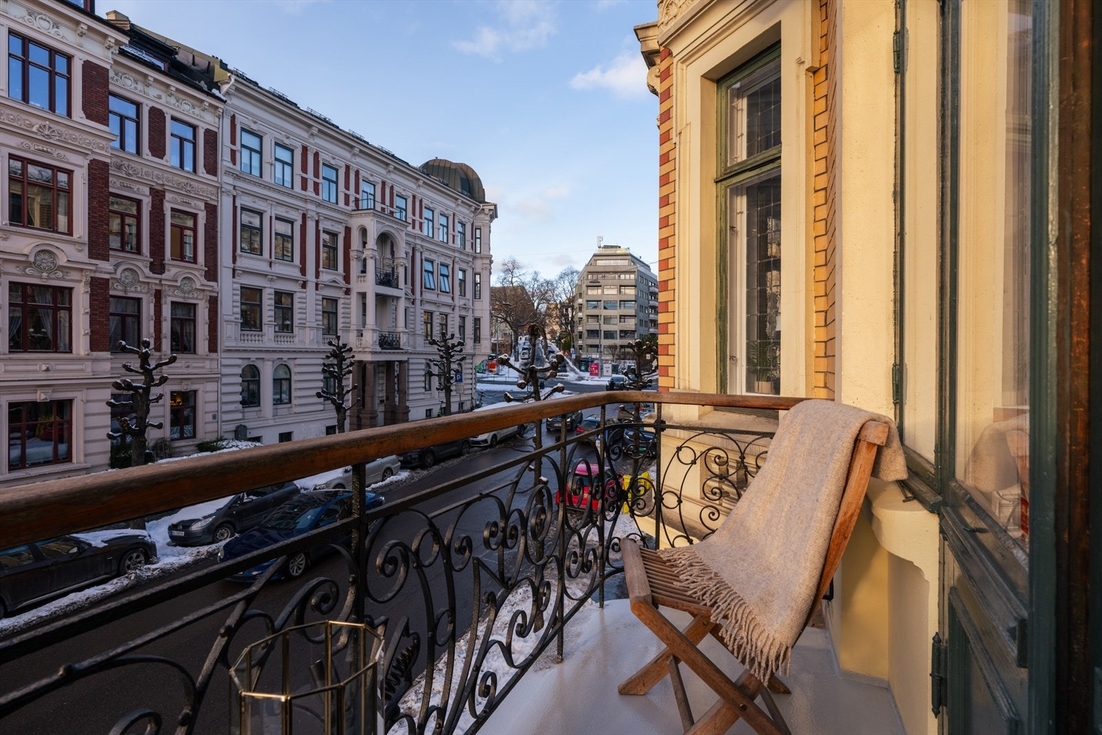 Uteplassen gir rom for et mindre cafébord med tilhørende stoler. Galleribilde
