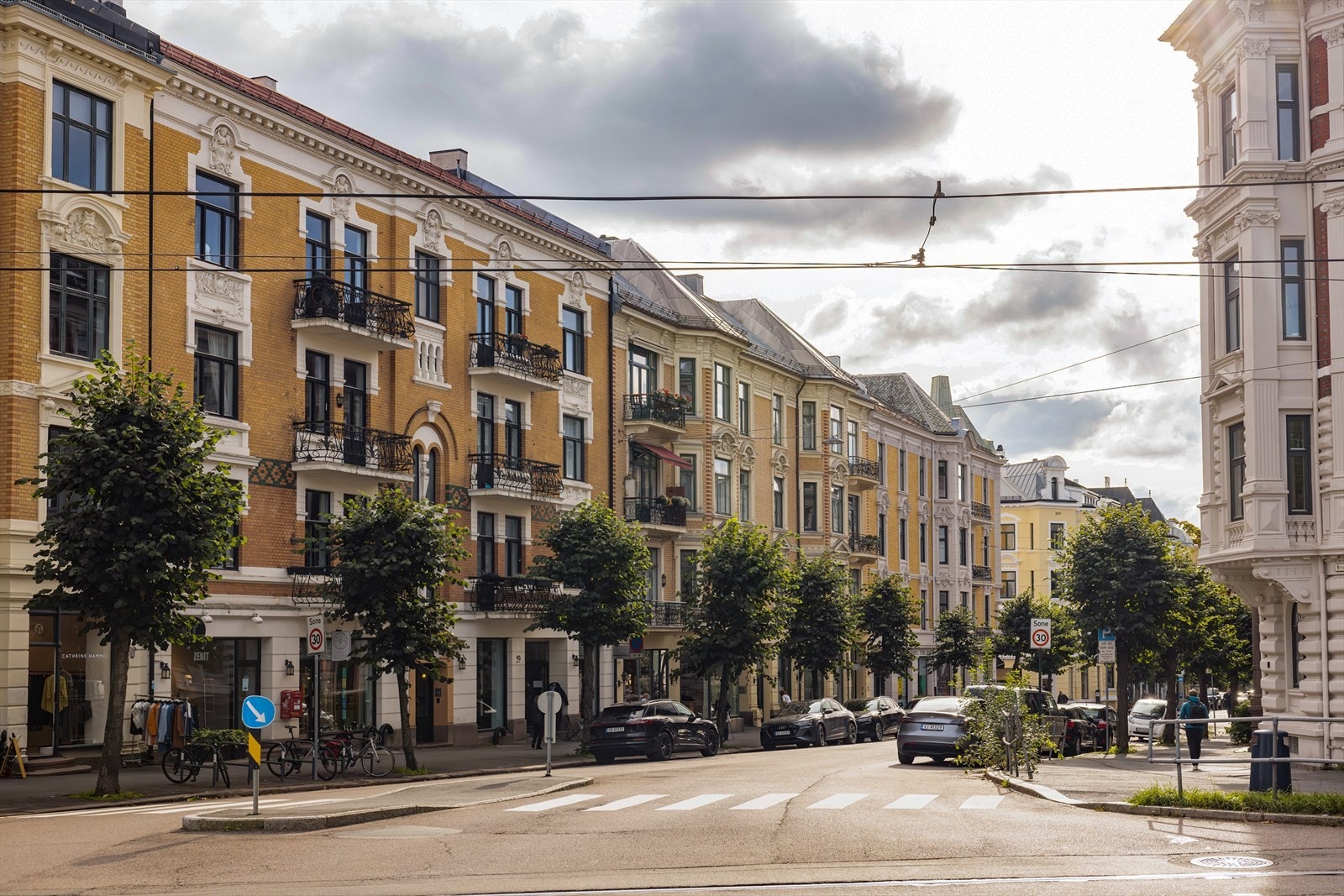 Beliggenheten ved Riddervolds plass er sentral, med gangavstand til populære handlegater og servicetilbud samt kollektivtilbud rett utenfor døren. Galleribilde