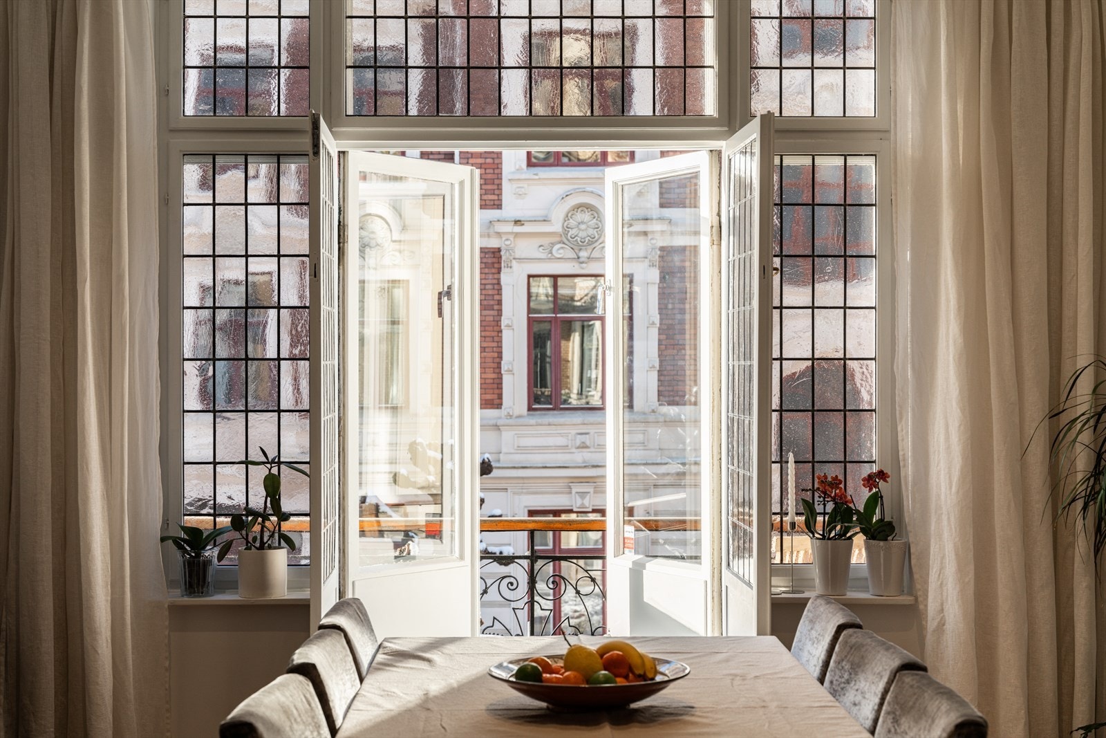 Med fløydøren som elegant bindeledd oppleves balkongen som en naturlig forlengelse av spisestuen. Galleribilde