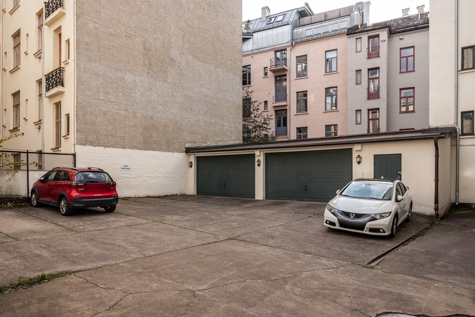 *Seksjonen har vedtektsfestet rett til å disponere 1 parkeringsplass i gårdsrom. Galleribilde