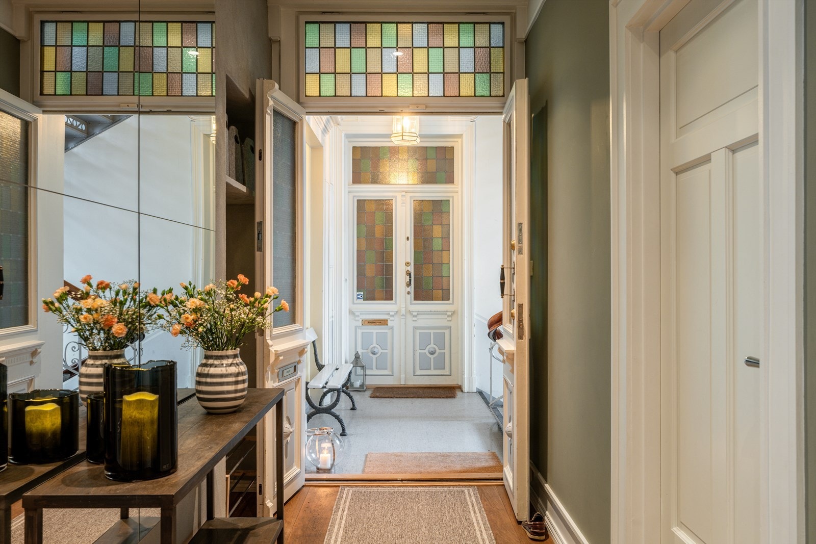 Entréen har gode oppbevaringsmuligheter med plassbygd skap for yttertøy og sko, samt en praktisk nisjeløsning med hyller og knagger. Galleribilde