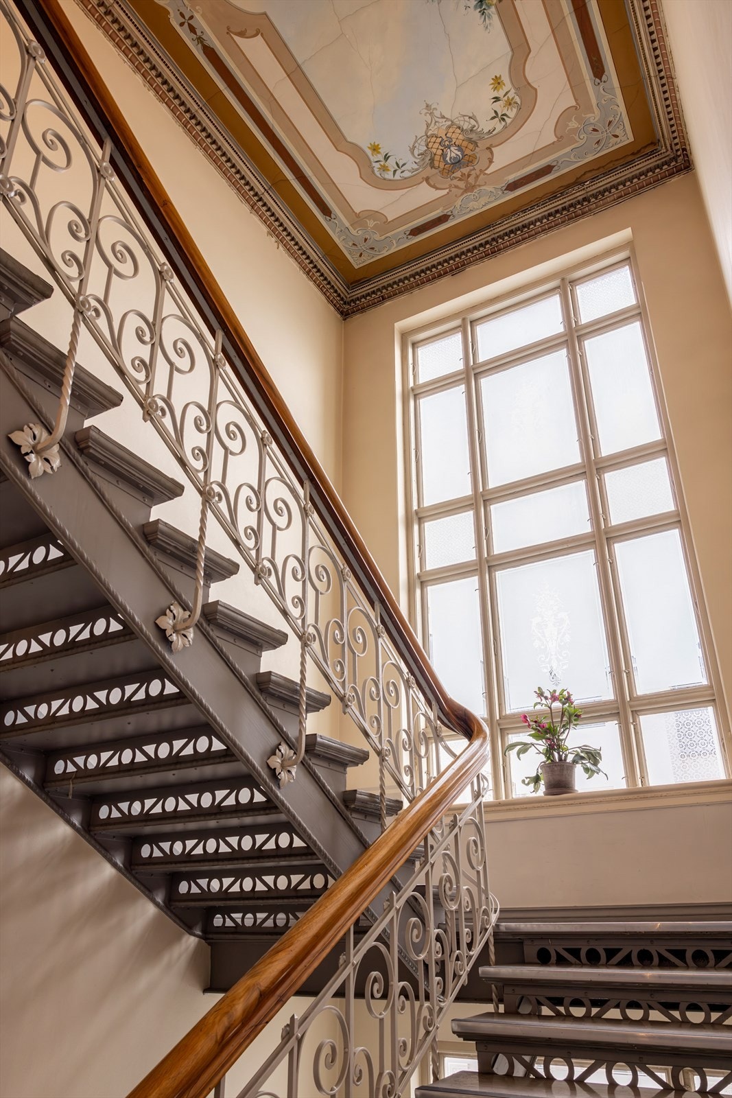 Adkomst til leiligheten via et felles trapperom med bevarte, klassiske detaljer. Galleribilde